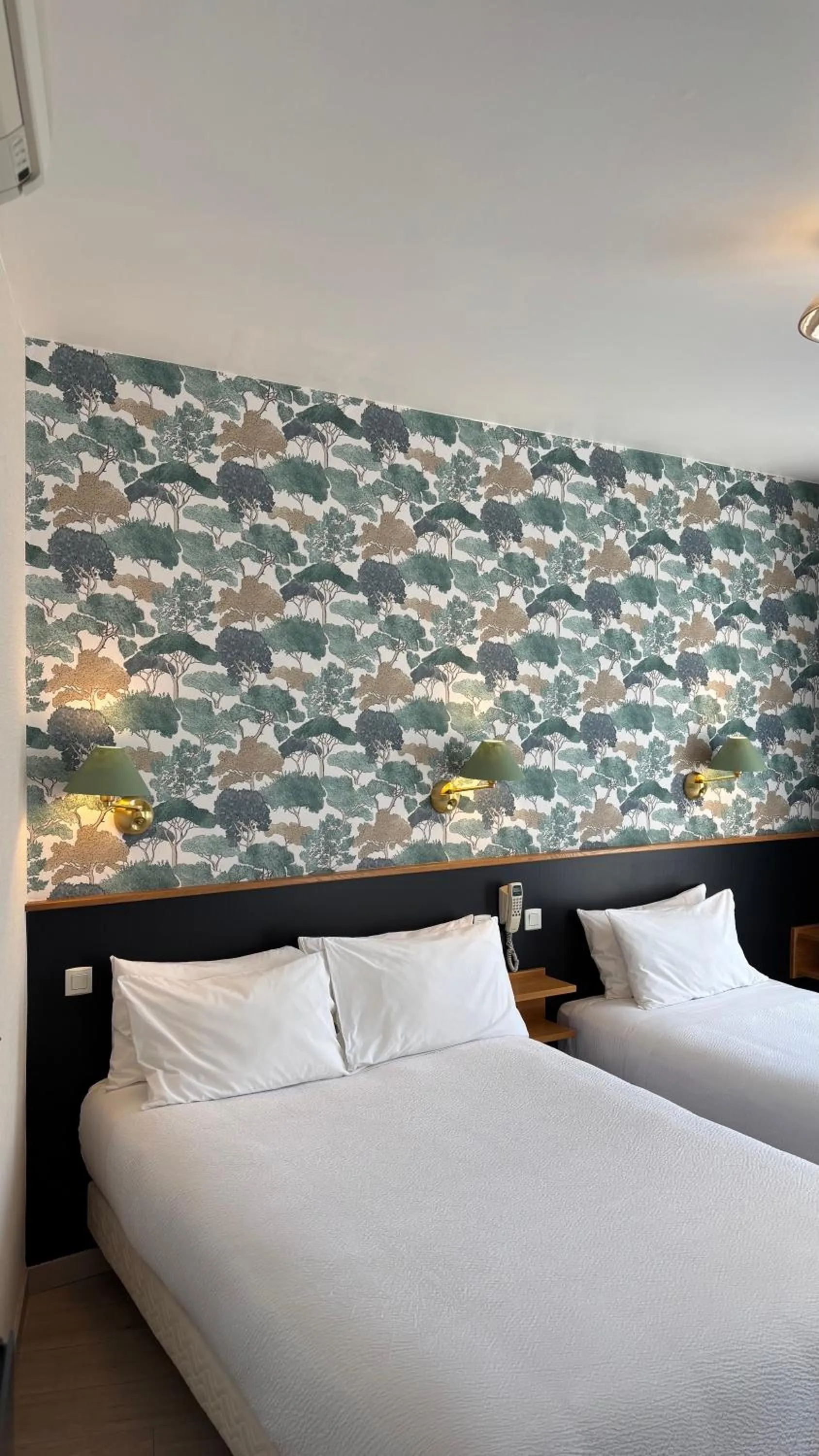 Bed in Logis Hôtel Restaurant Grand Hôtel de Lyon