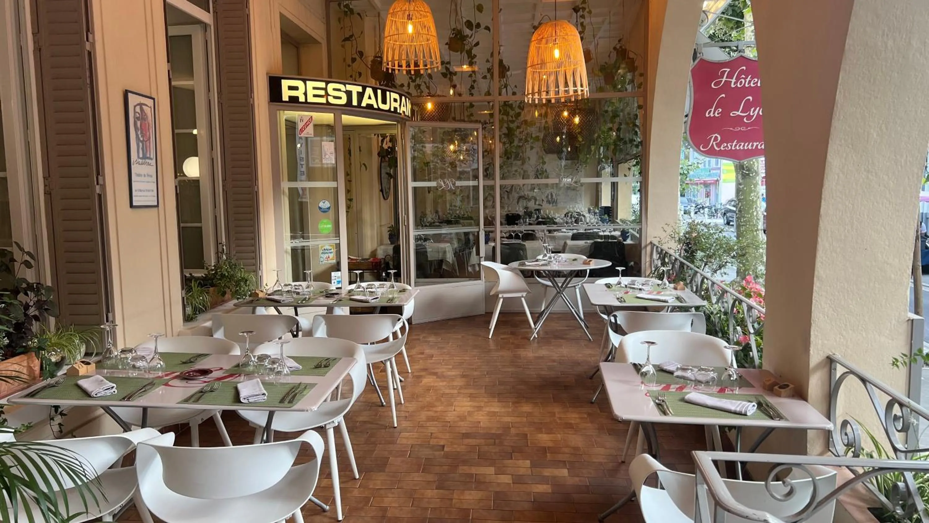 Patio in Logis Hôtel Restaurant Grand Hôtel de Lyon
