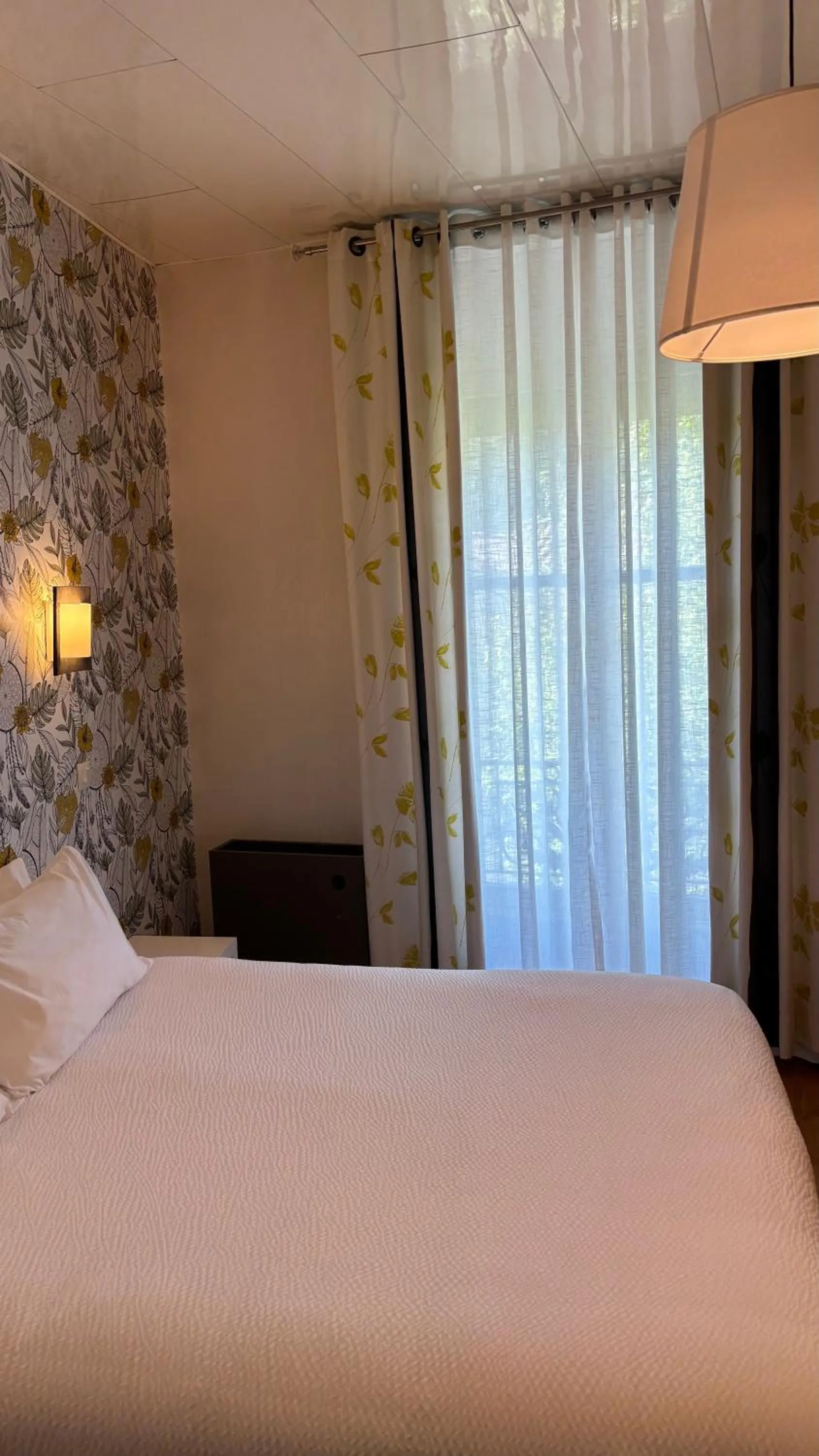 Bed in Logis Hôtel Restaurant Grand Hôtel de Lyon