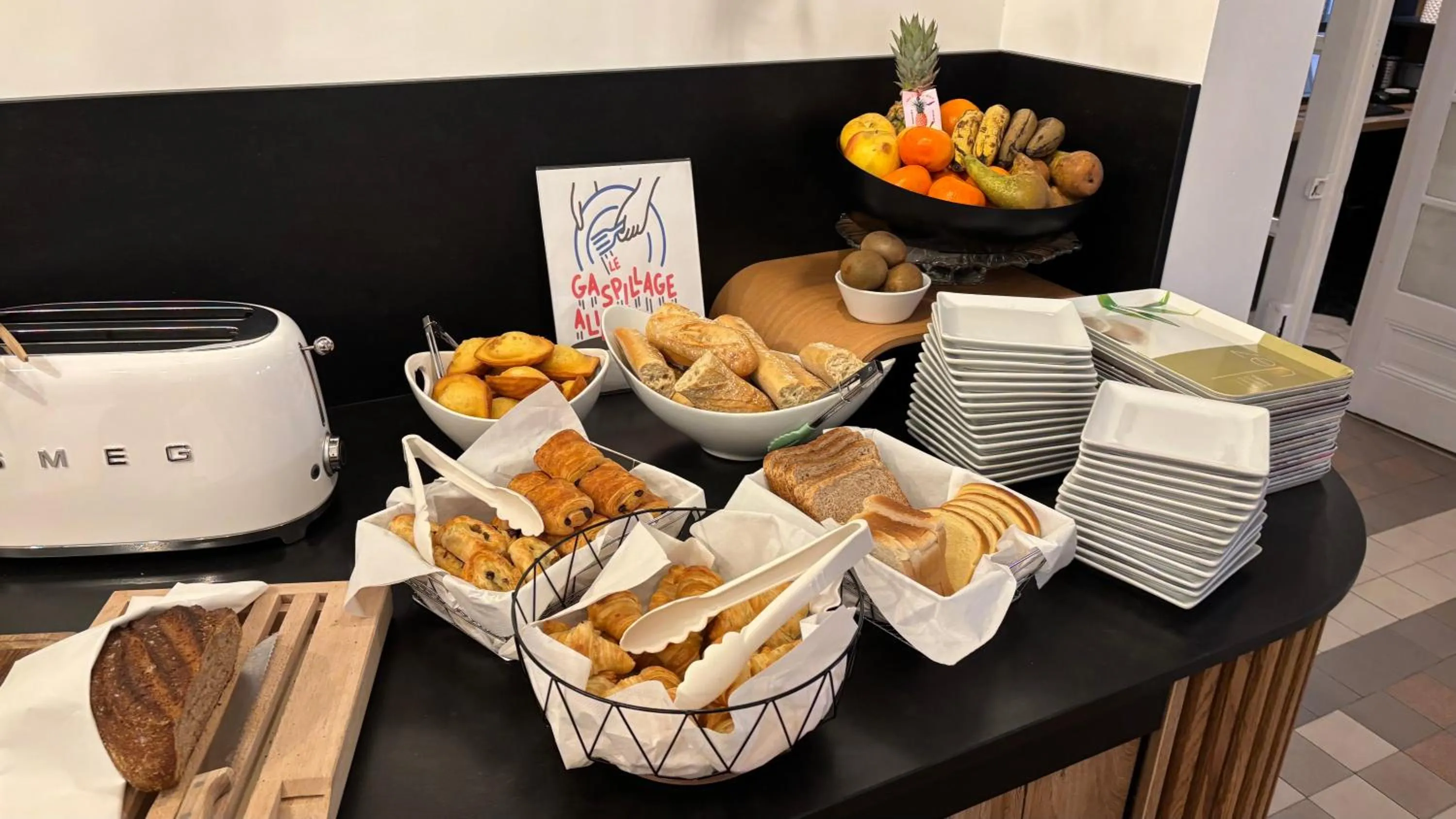 Breakfast in Logis Hôtel Restaurant Grand Hôtel de Lyon