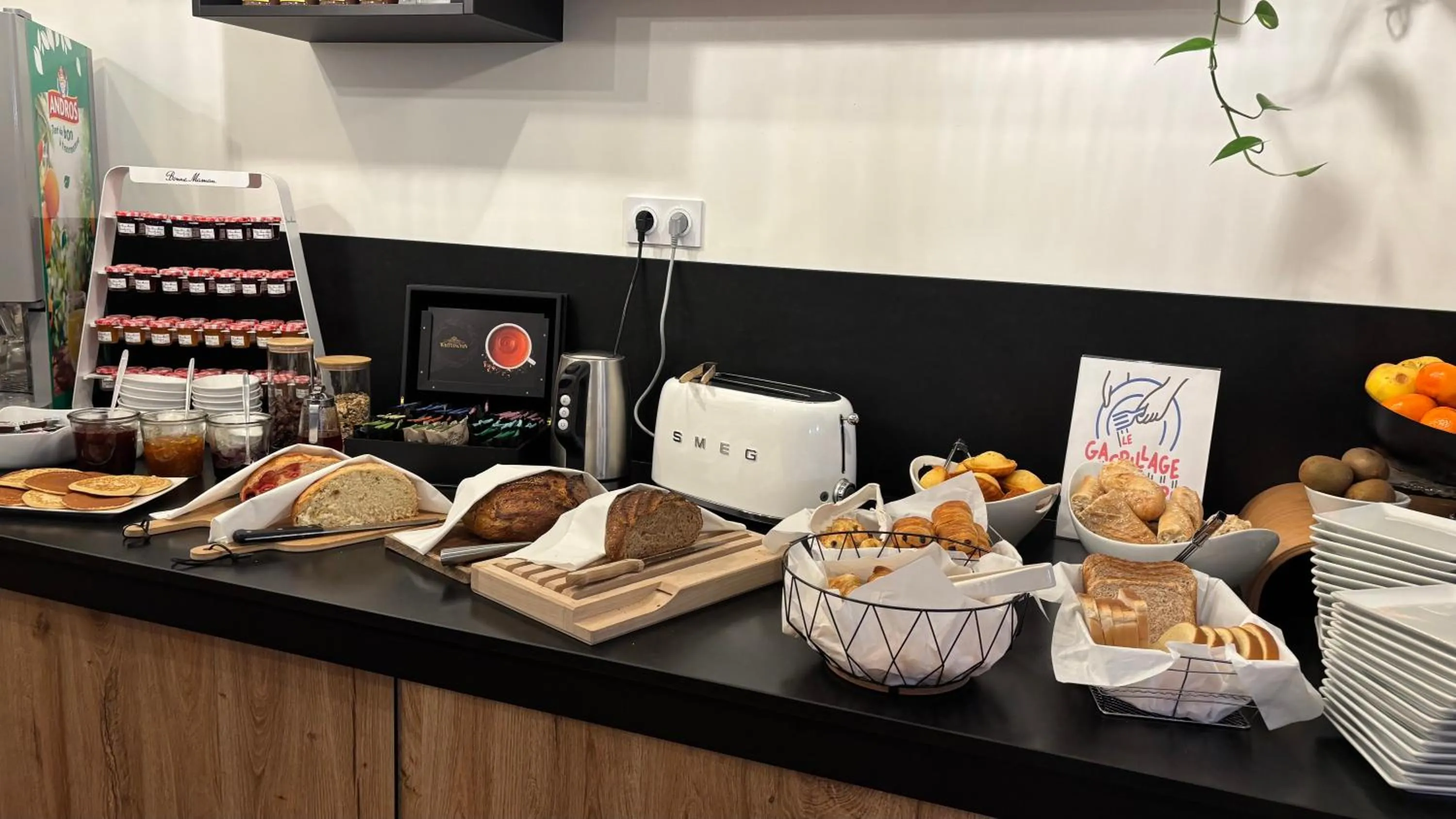 Breakfast in Logis Hôtel Restaurant Grand Hôtel de Lyon