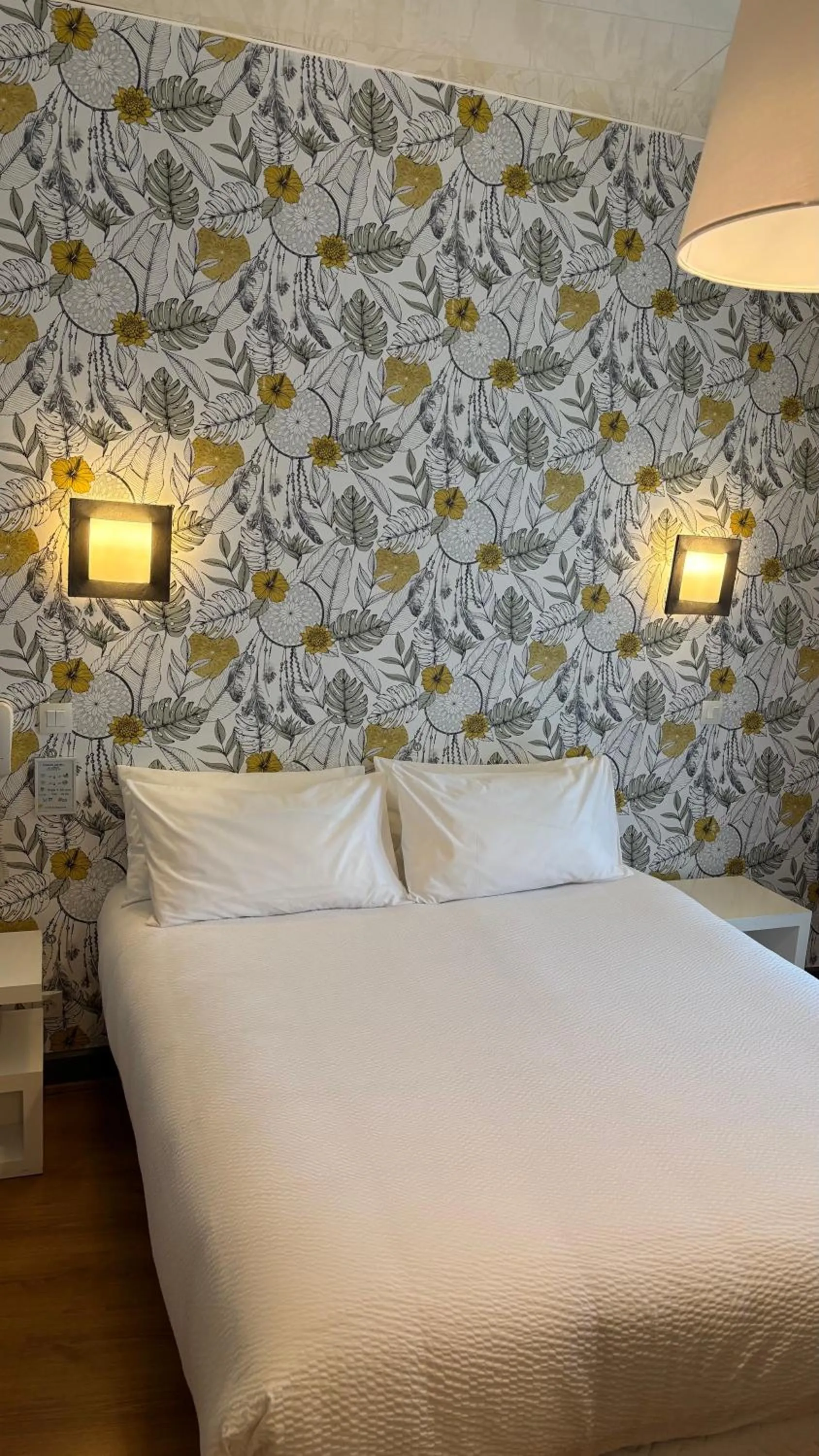 Bed in Logis Hôtel Restaurant Grand Hôtel de Lyon