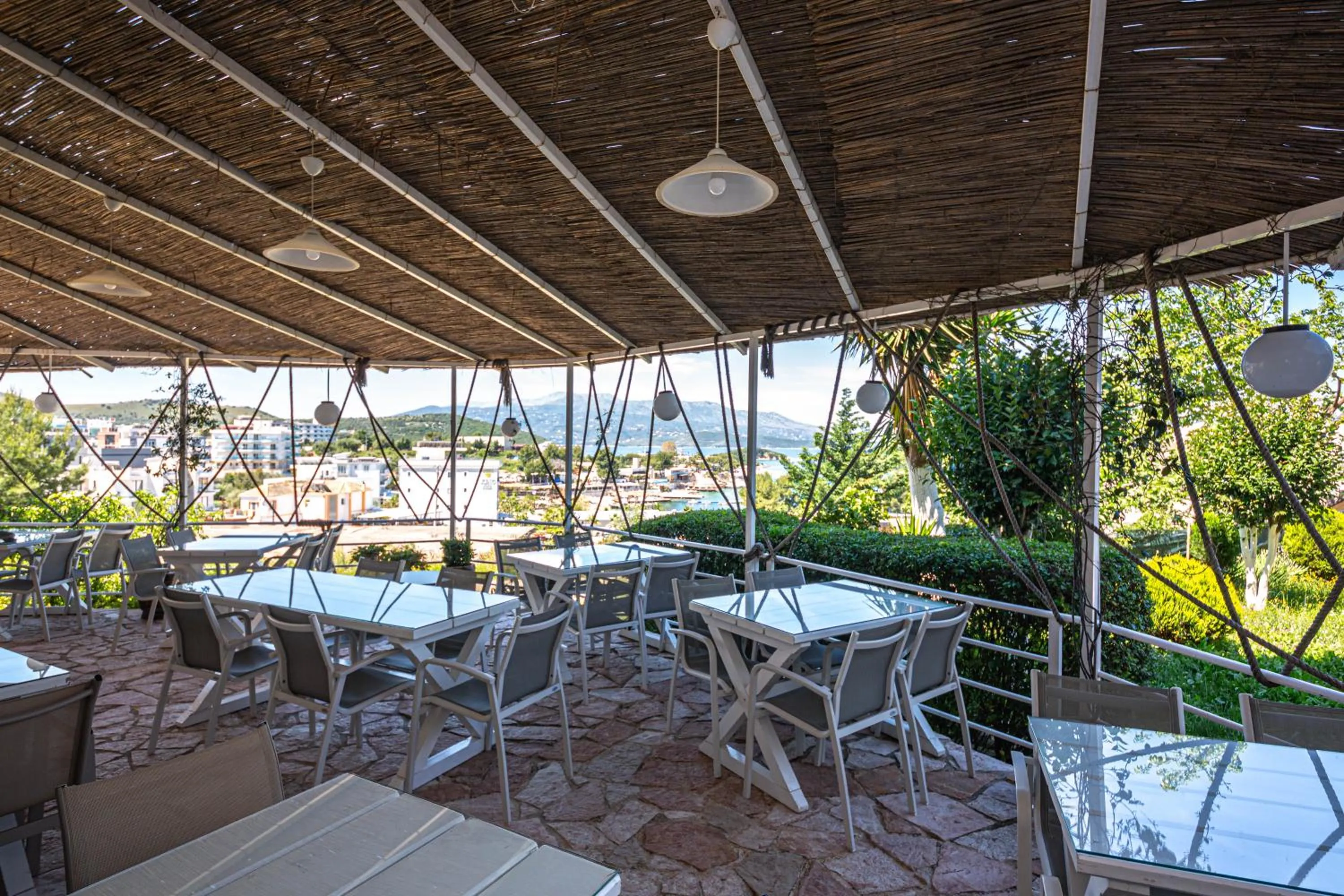 Restaurant/places to eat in Hotel Murati