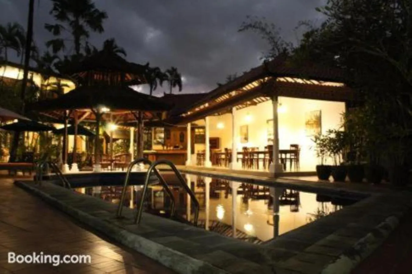 Swimming pool in Sarinande Hotel