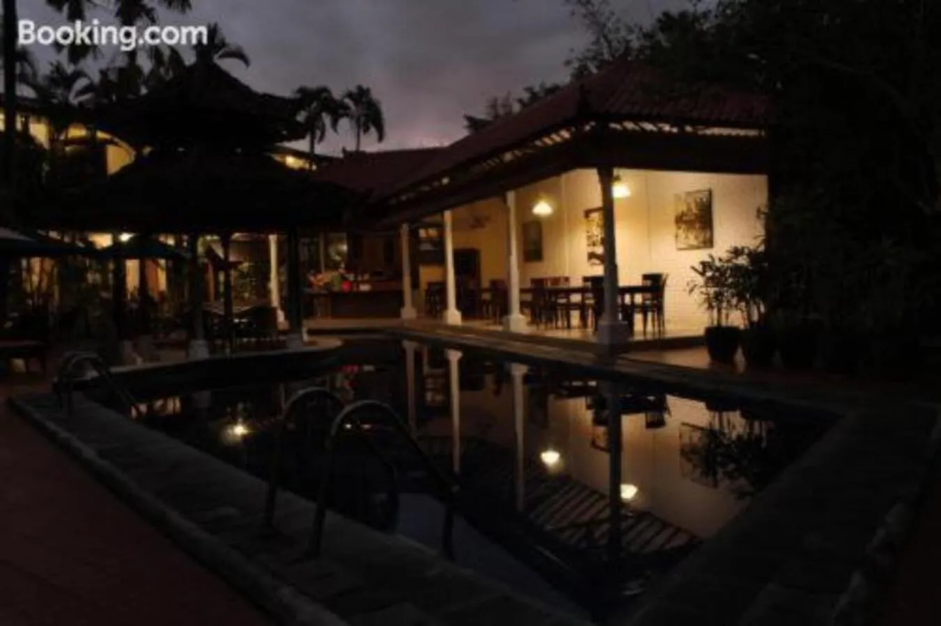 Swimming pool in Sarinande Hotel