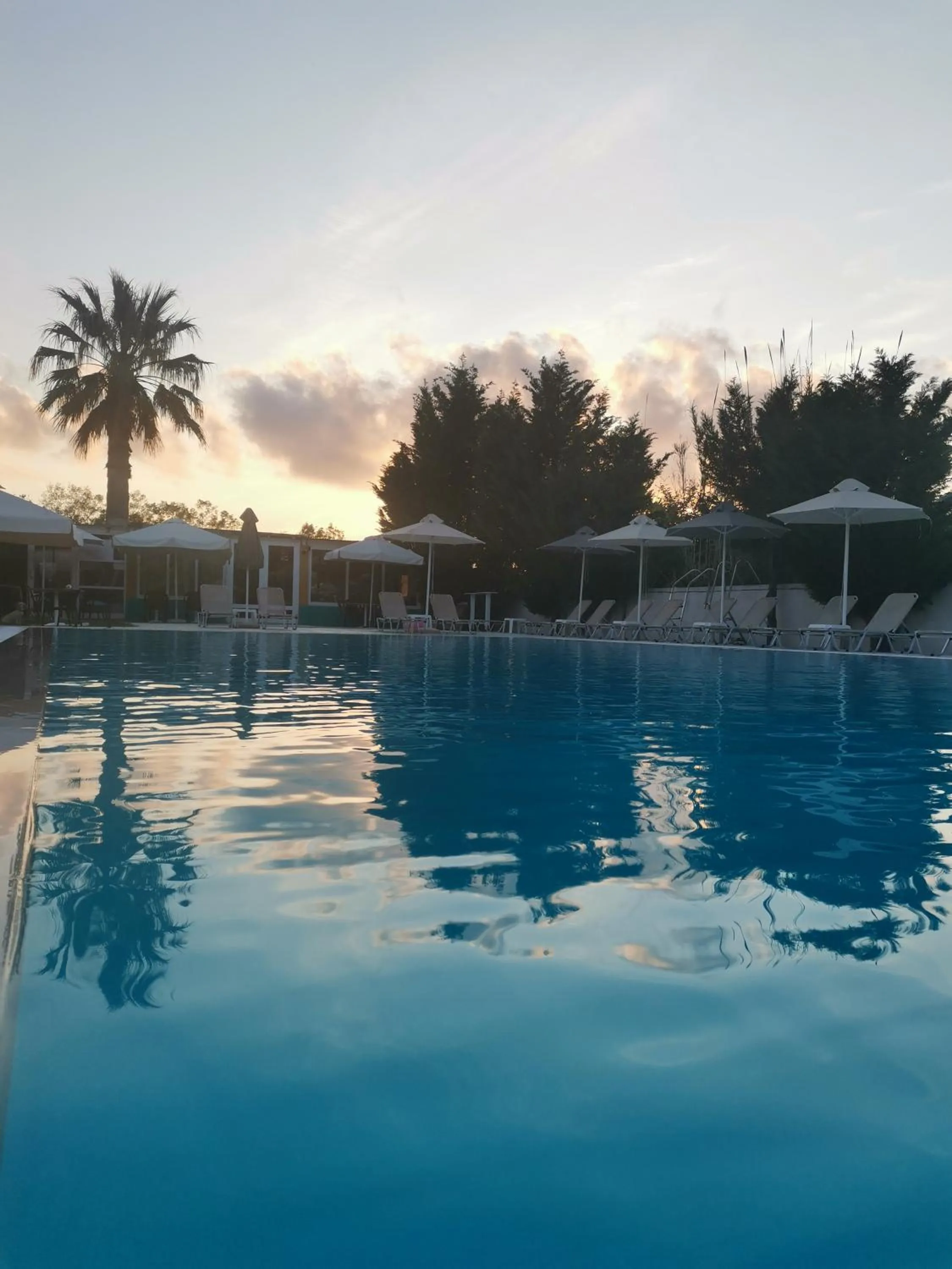 Swimming pool in Sausan Hotel