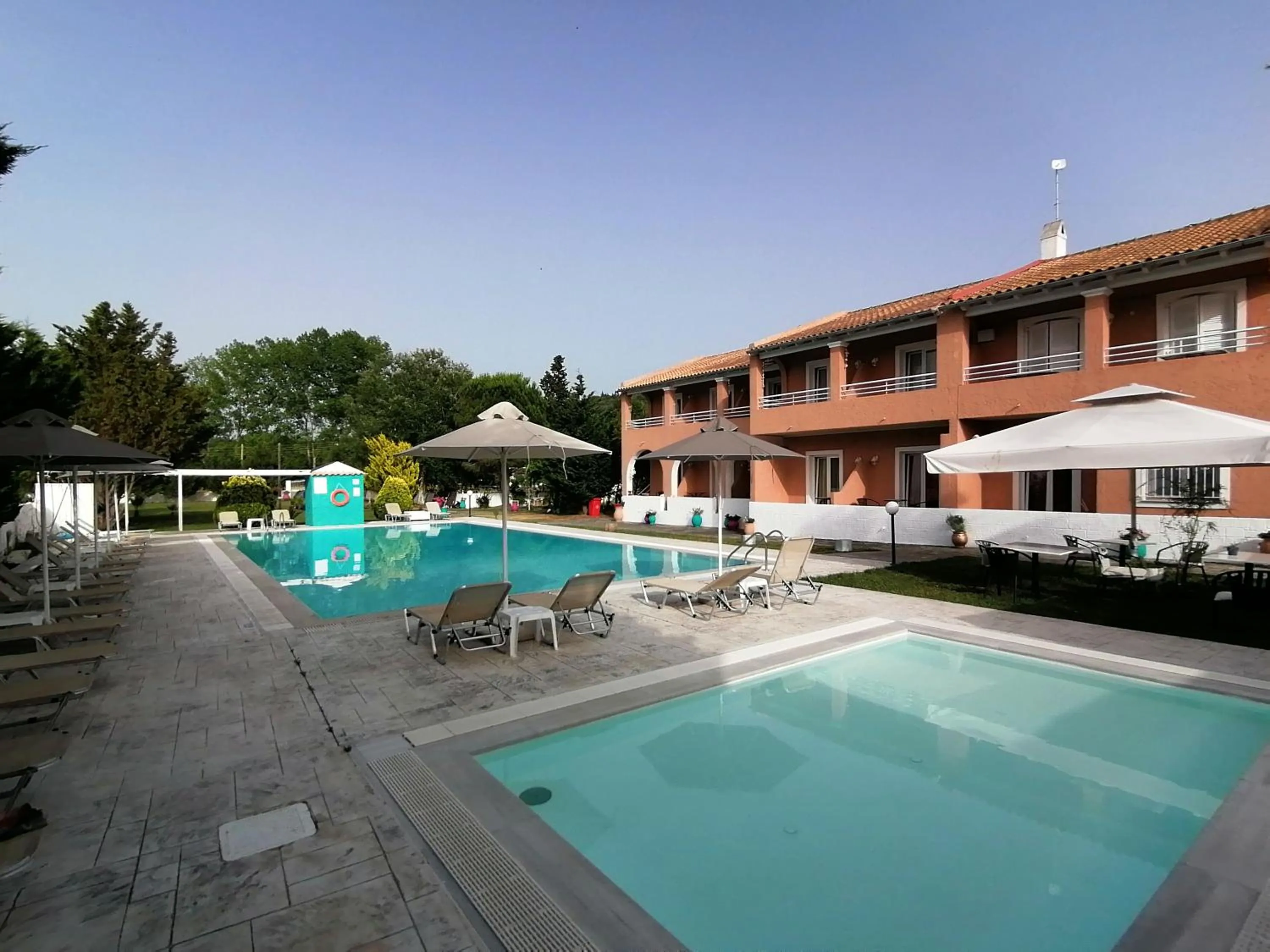 Swimming pool in Sausan Hotel