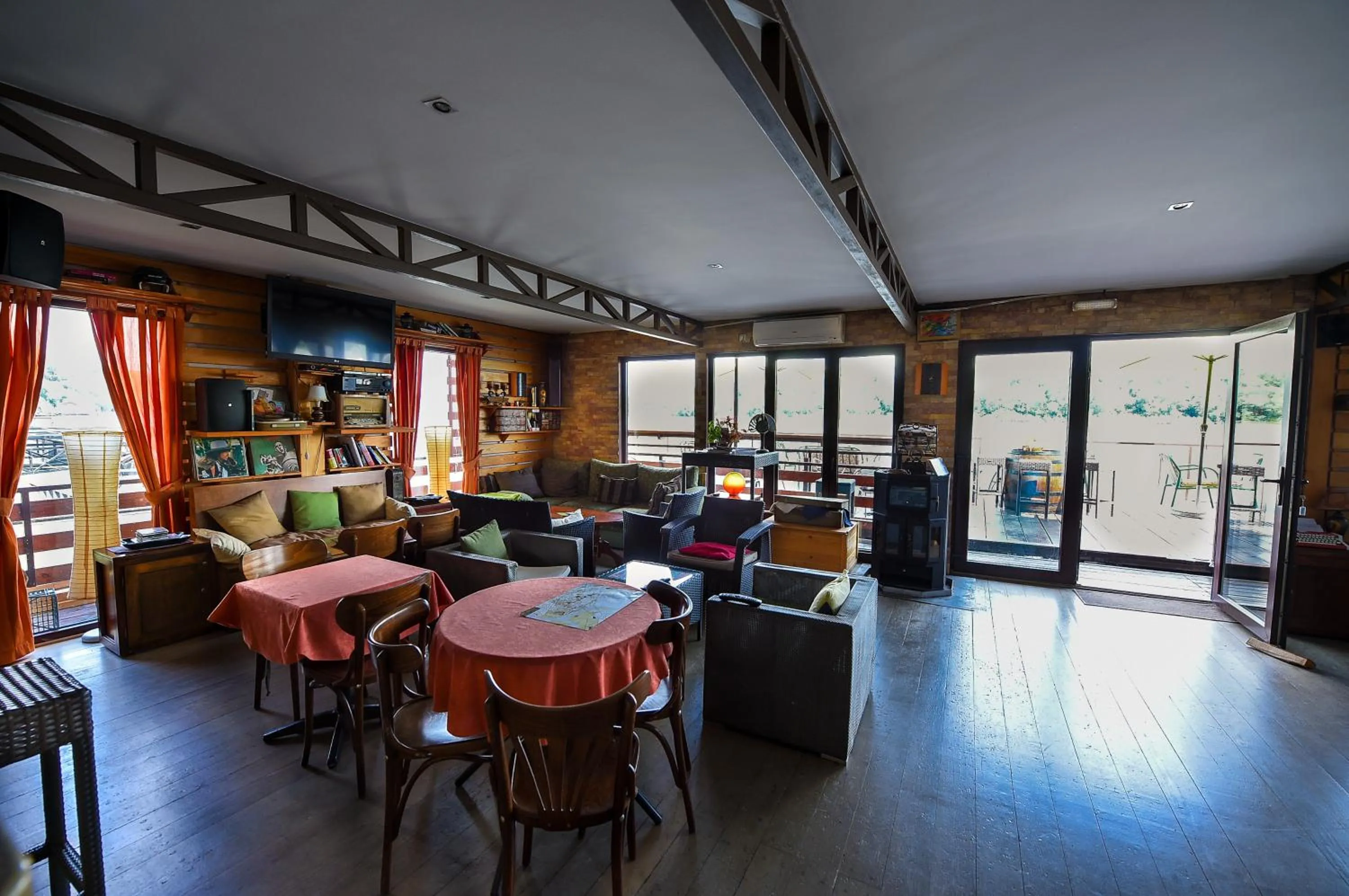 Communal lounge/ TV room in San Art Floating Hostel & Apartments