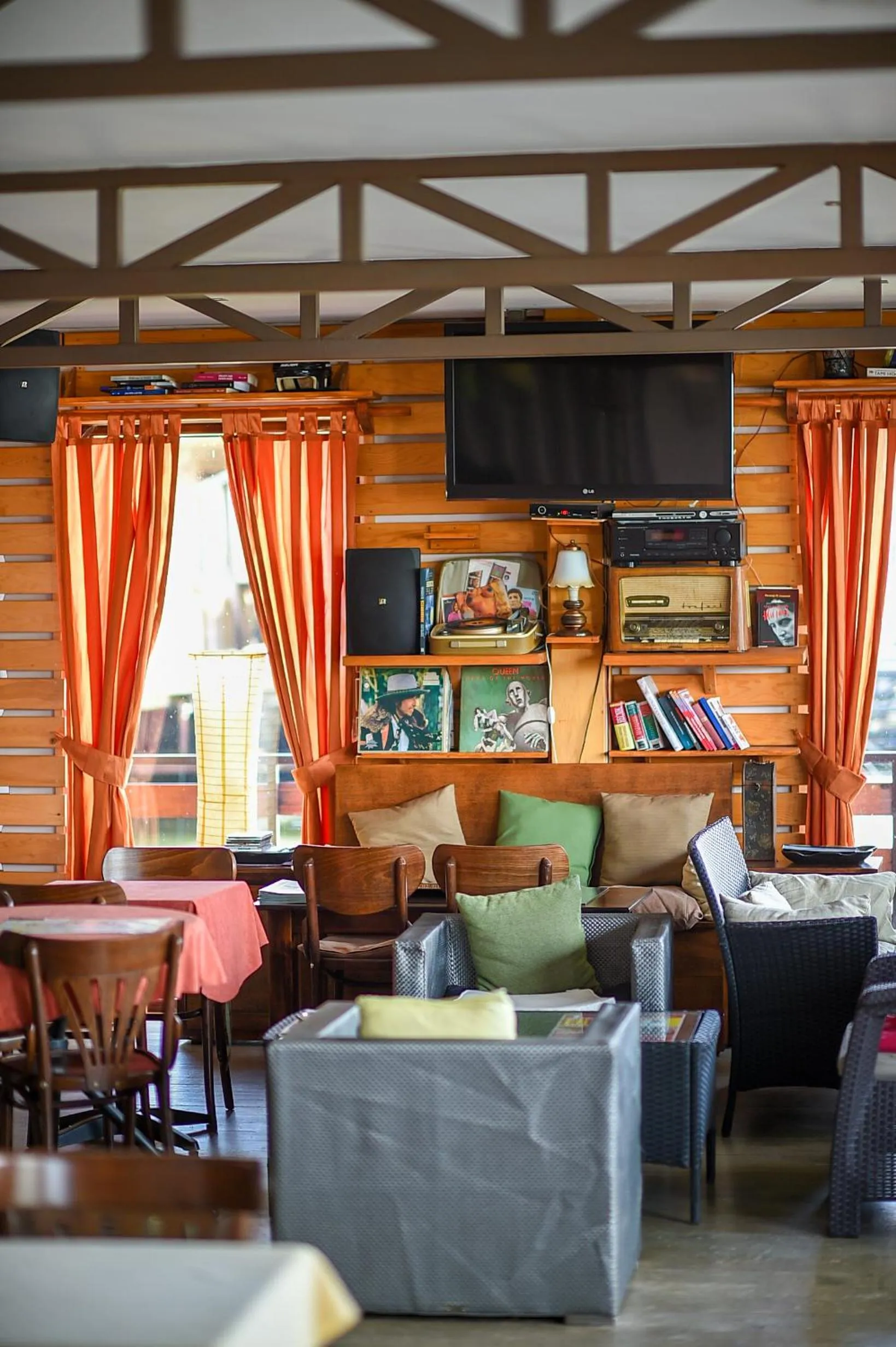 Communal lounge/ TV room in San Art Floating Hostel & Apartments