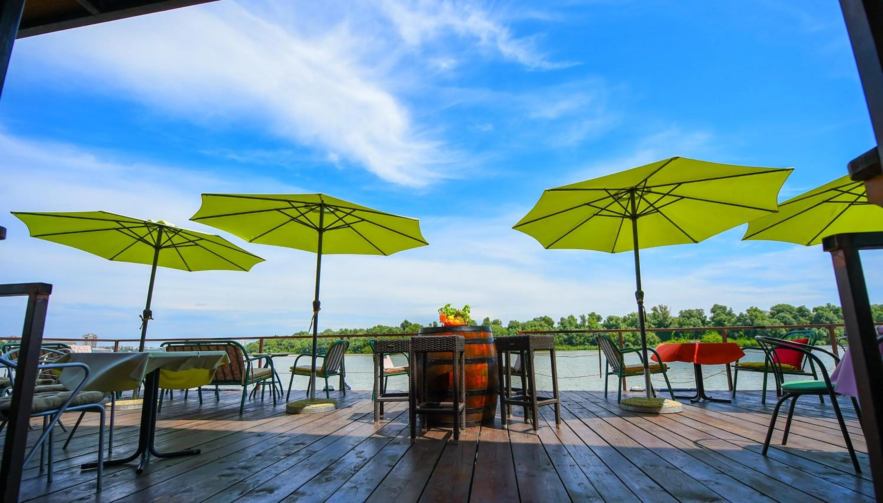 Restaurant/places to eat in San Art Floating Hostel & Apartments