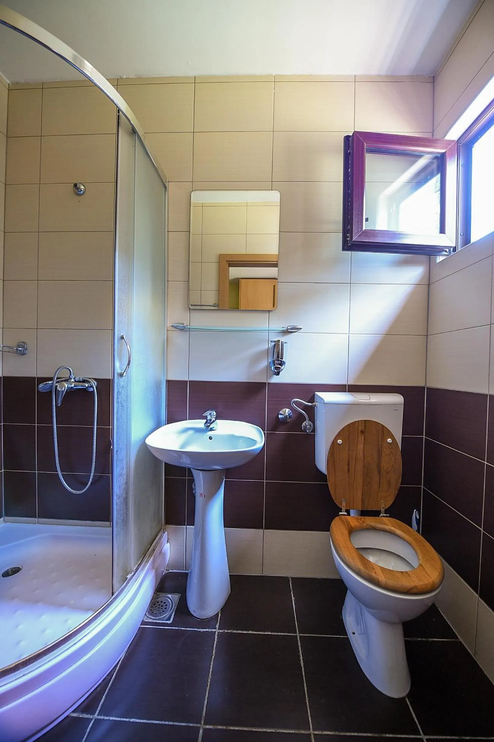 Bathroom in San Art Floating Hostel & Apartments