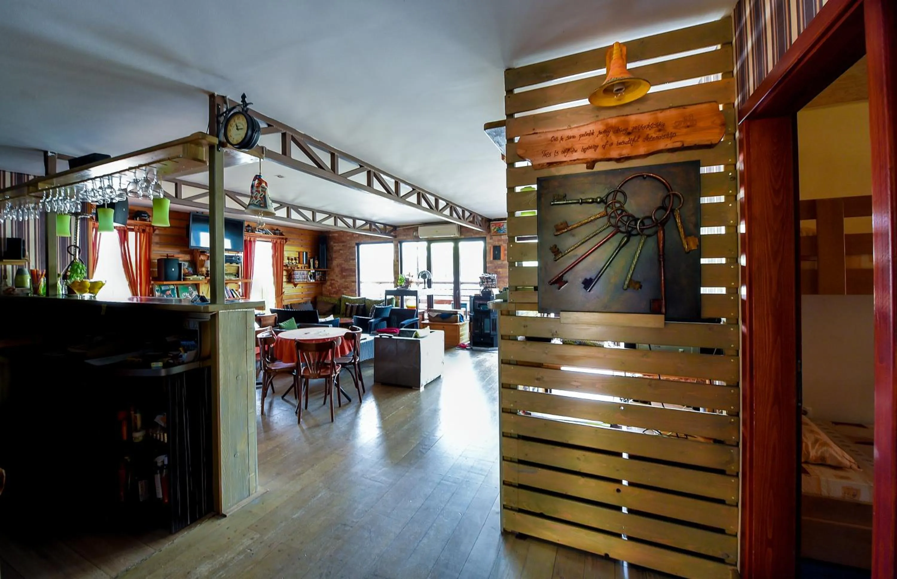 Communal lounge/ TV room in San Art Floating Hostel & Apartments