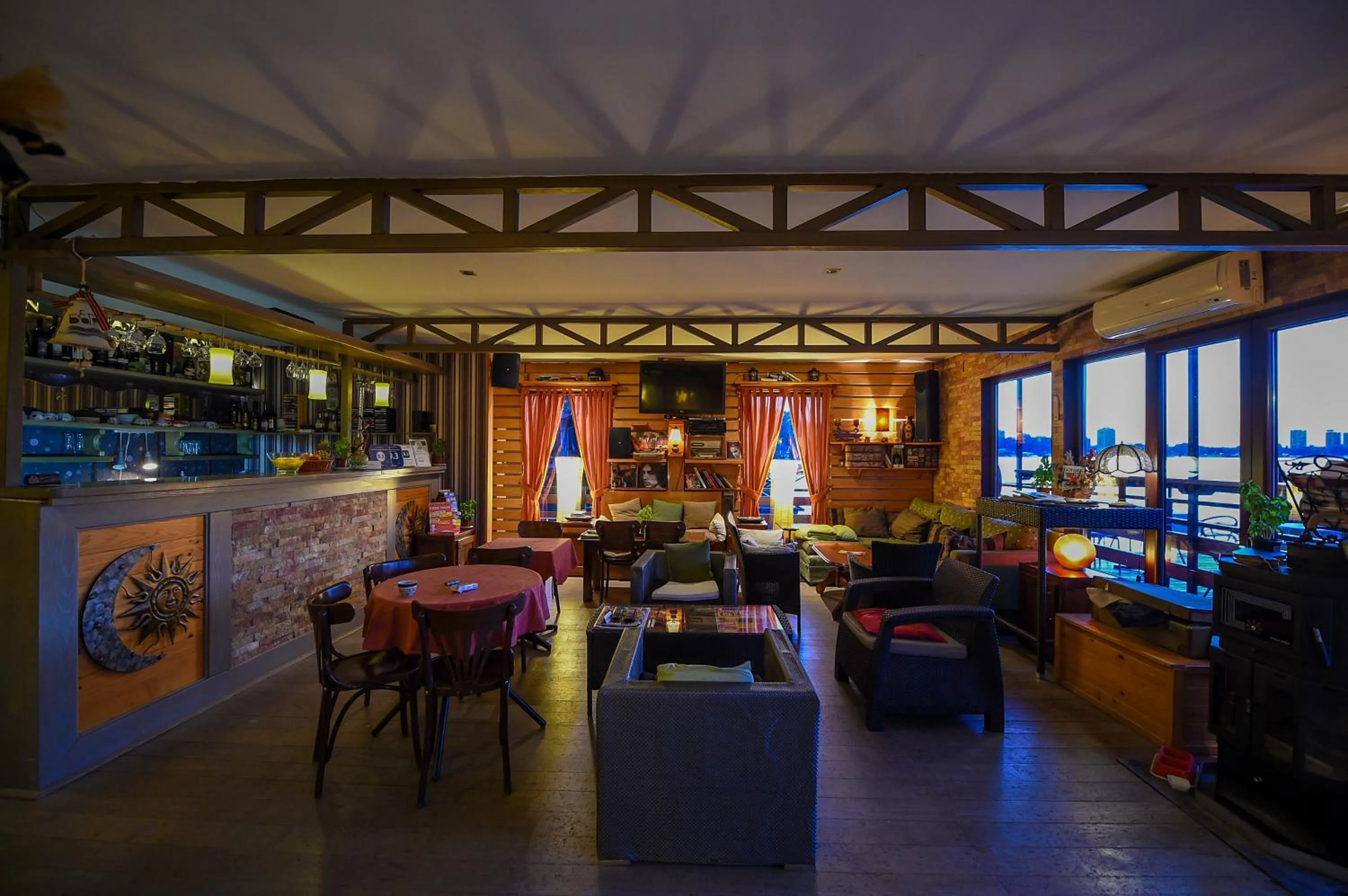 Communal lounge/ TV room in San Art Floating Hostel & Apartments