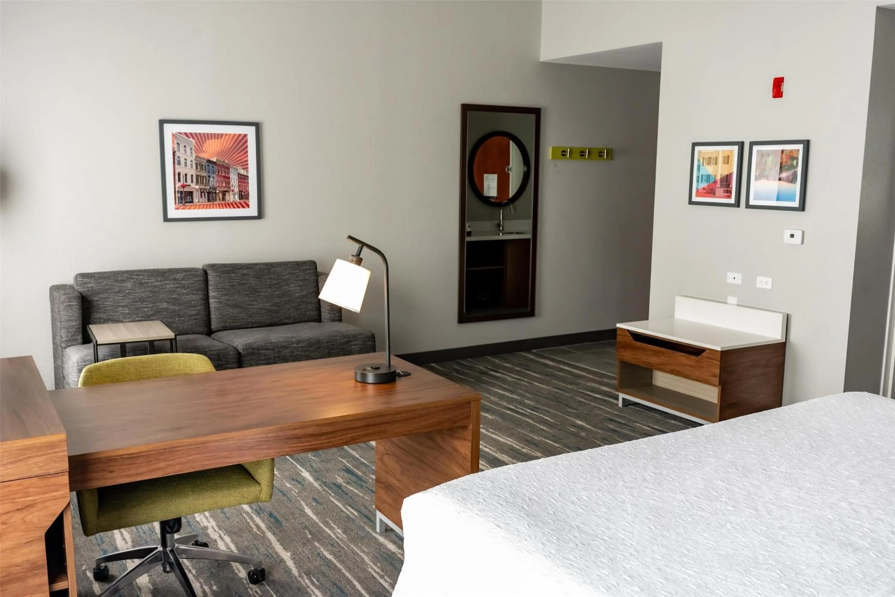 Bedroom, Bed in Hampton Inn & Suites Leesburg