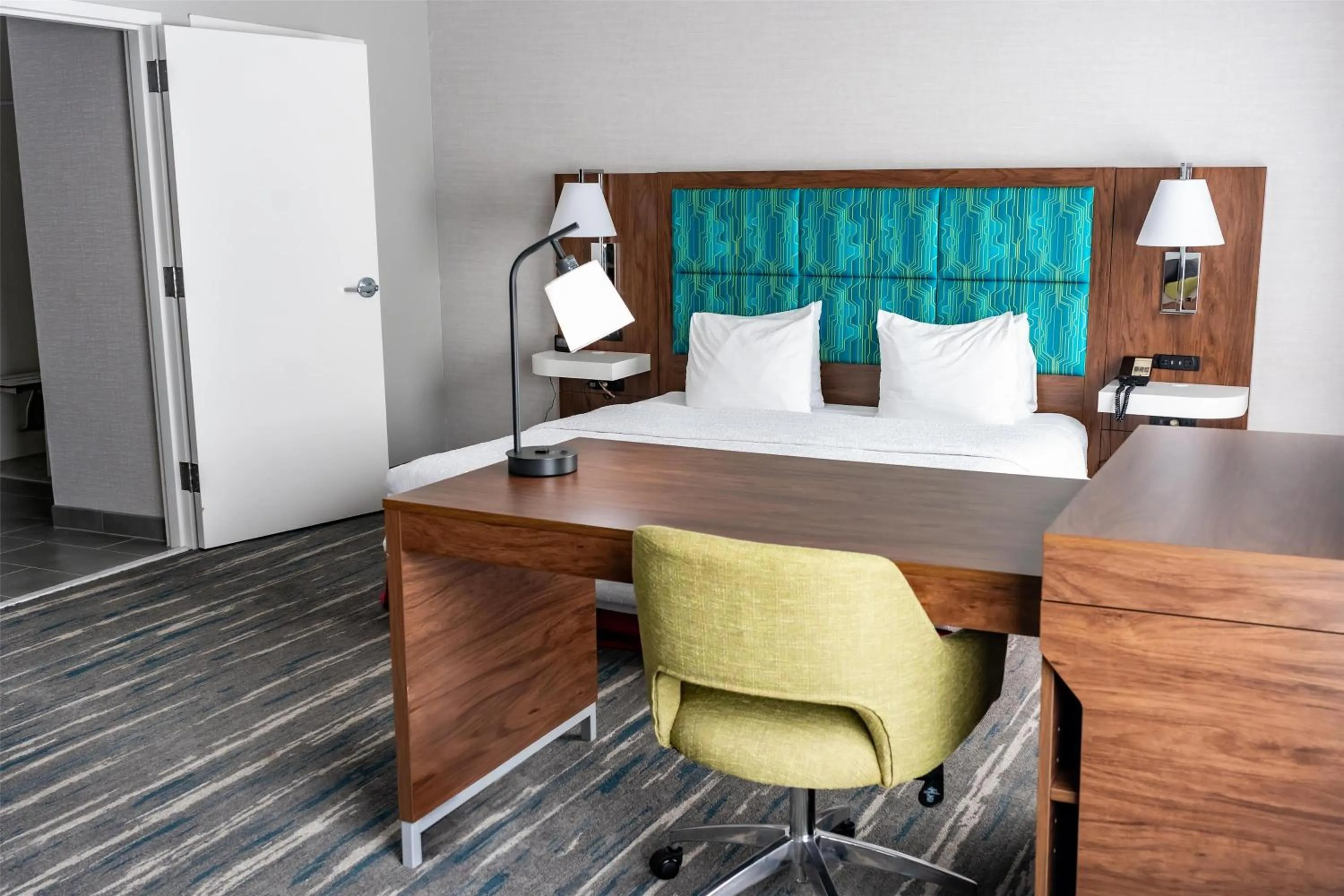 Bedroom, Bed in Hampton Inn & Suites Leesburg