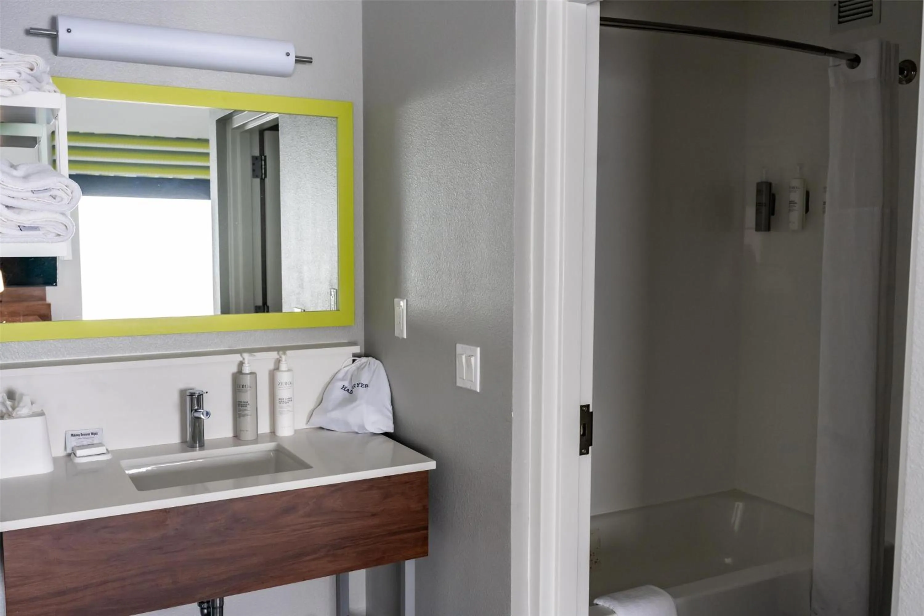 Bathroom in Hampton Inn & Suites Leesburg