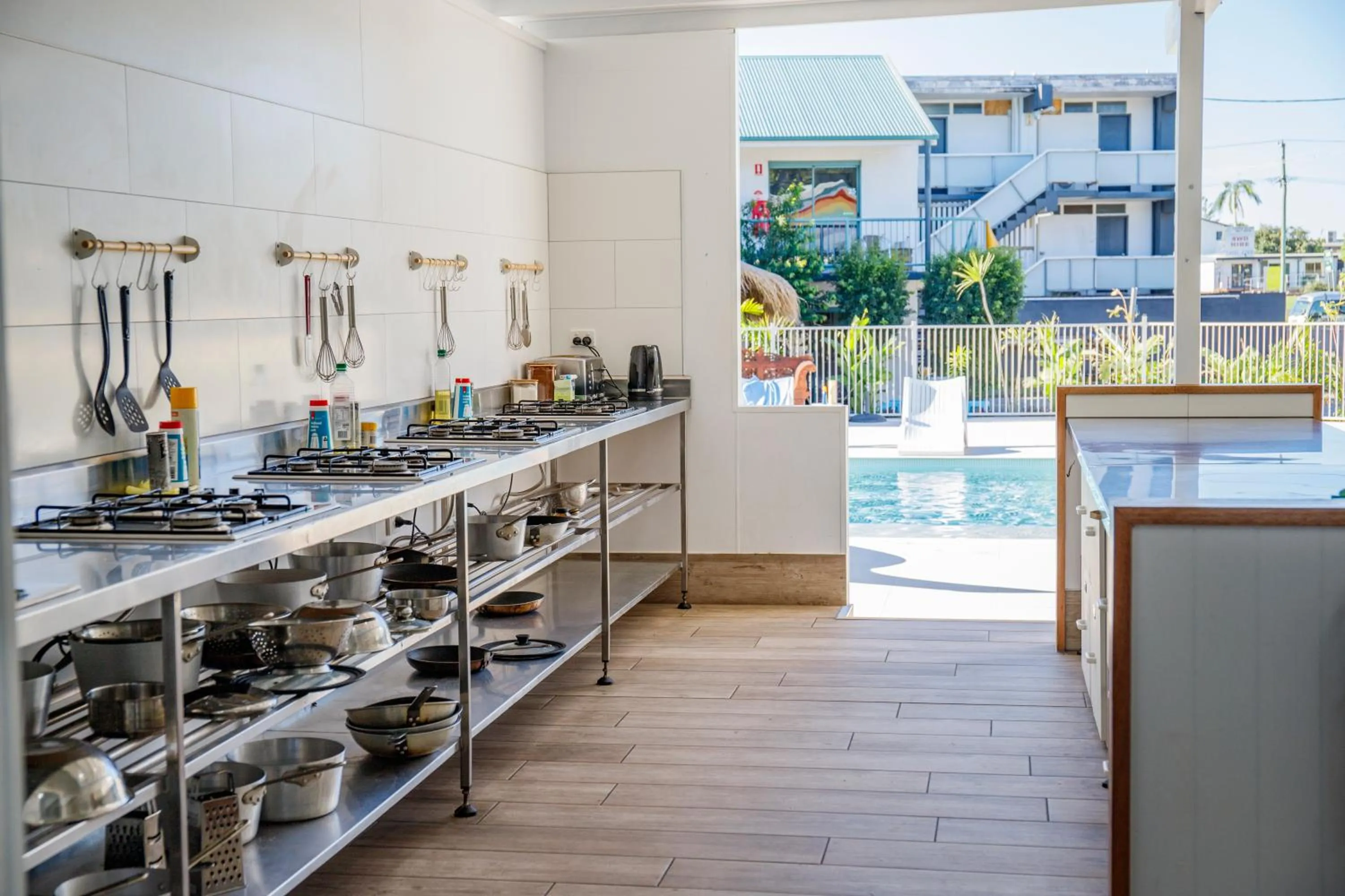 Kitchen or kitchenette in Freedom Backpackers Hostel Rainbow Beach