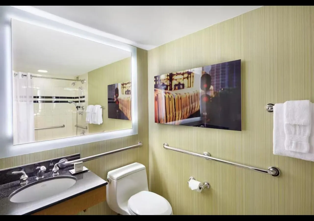 Bathroom in Hilton Newark Airport