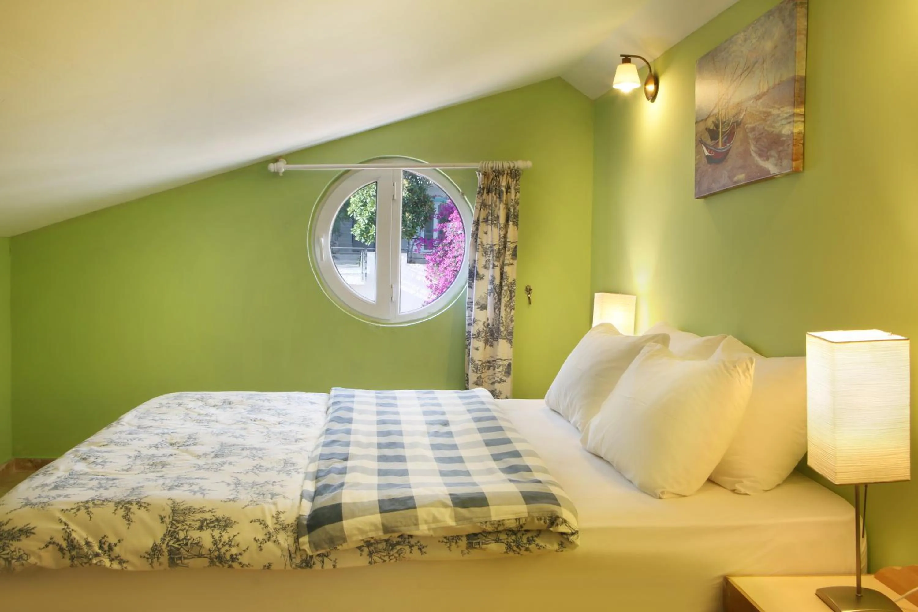 Bedroom, Bed in Saylam Suites