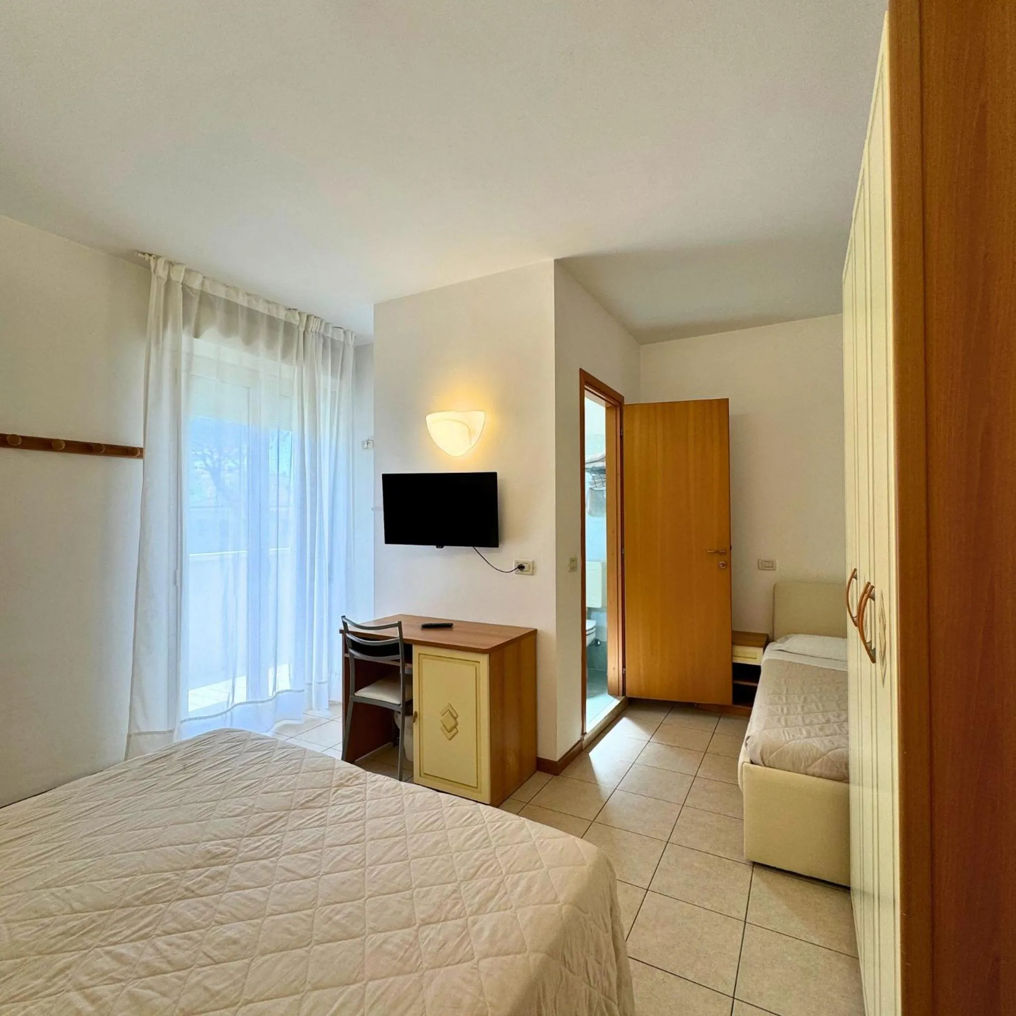 Photo of the whole room, Bed in Hotel Apogeo - Breakfast Experience