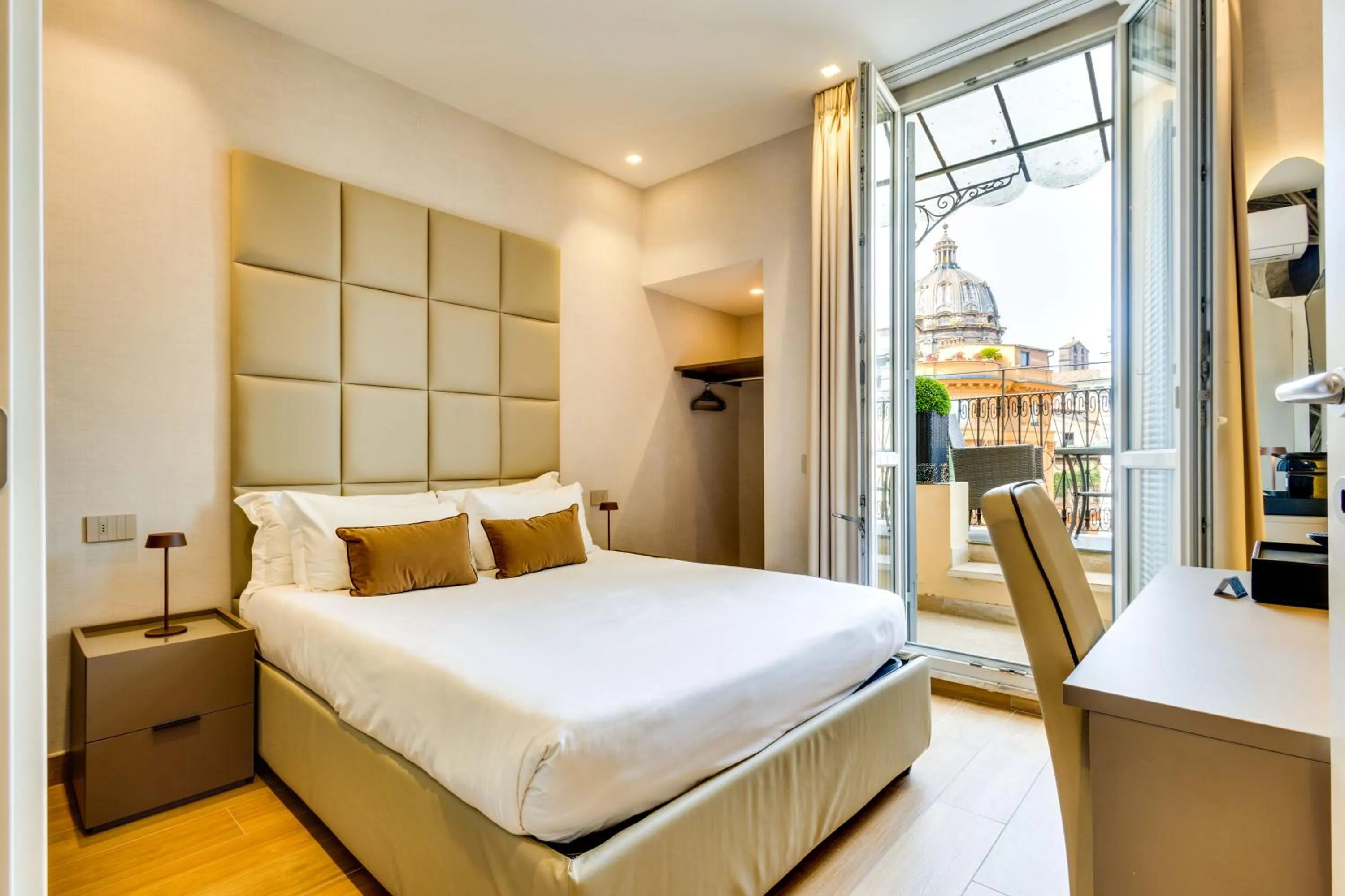 Photo of the whole room, Bed in V Collection Relais Badoer