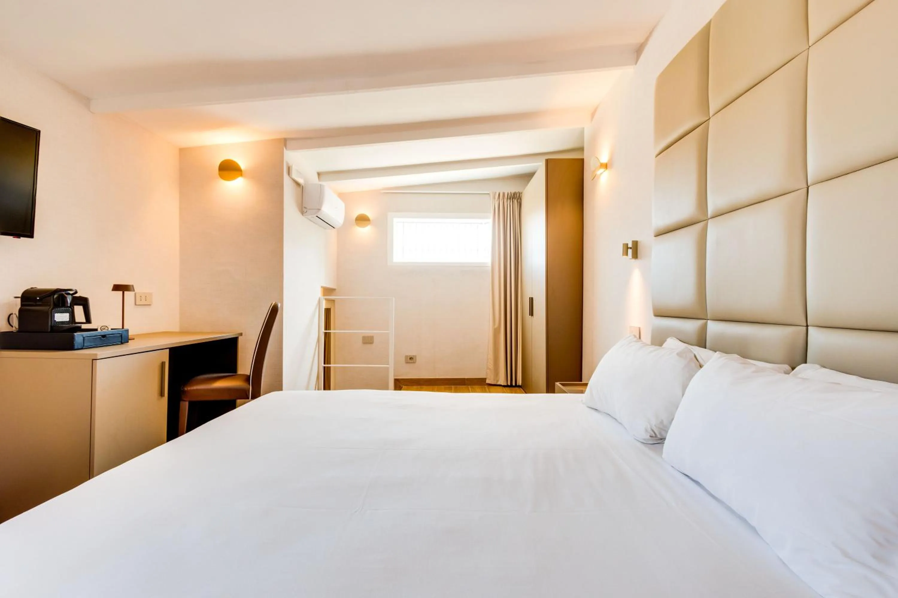 Photo of the whole room, Bed in V Collection Relais Badoer