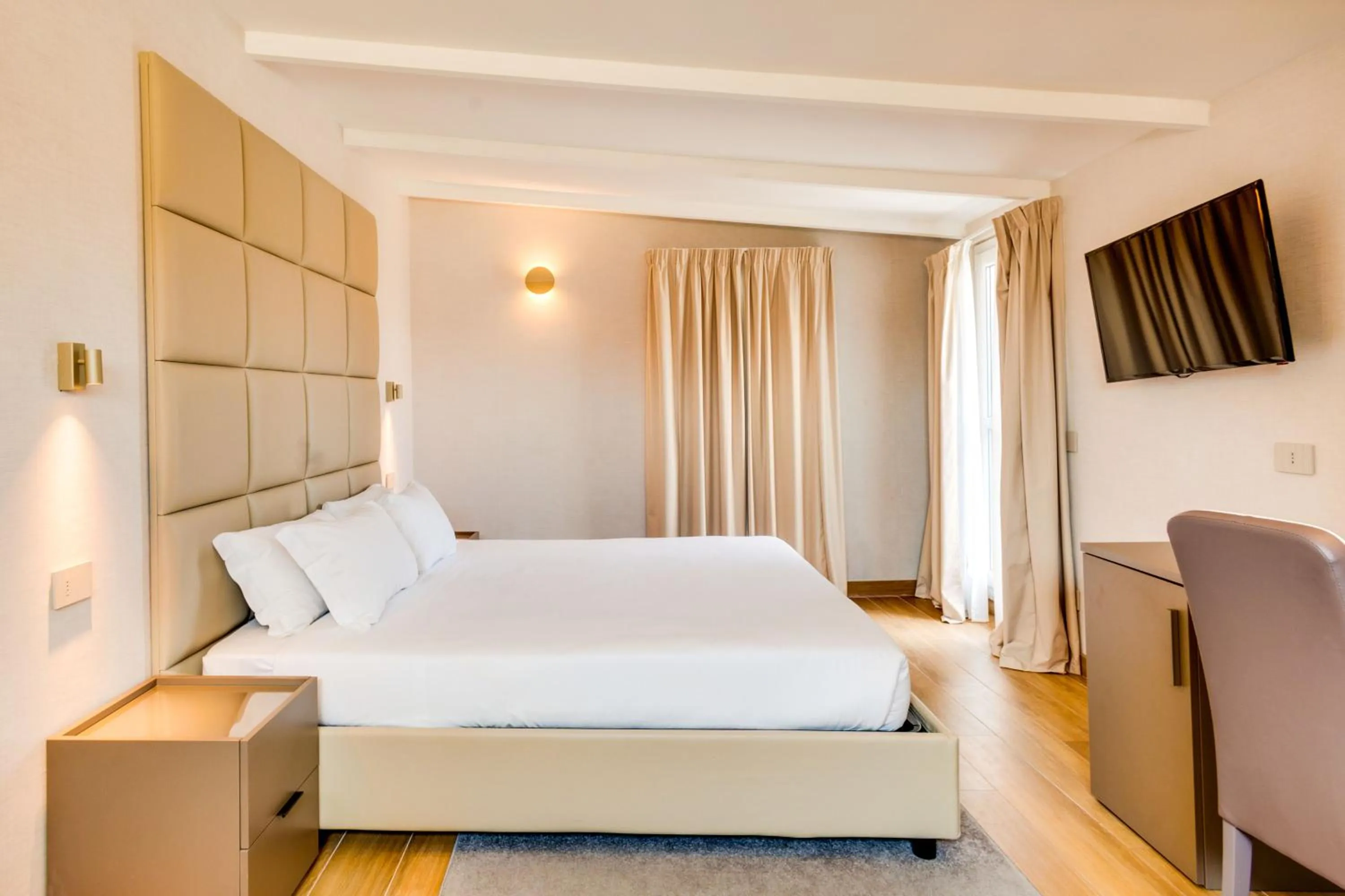 Photo of the whole room, Bed in V Collection Relais Badoer