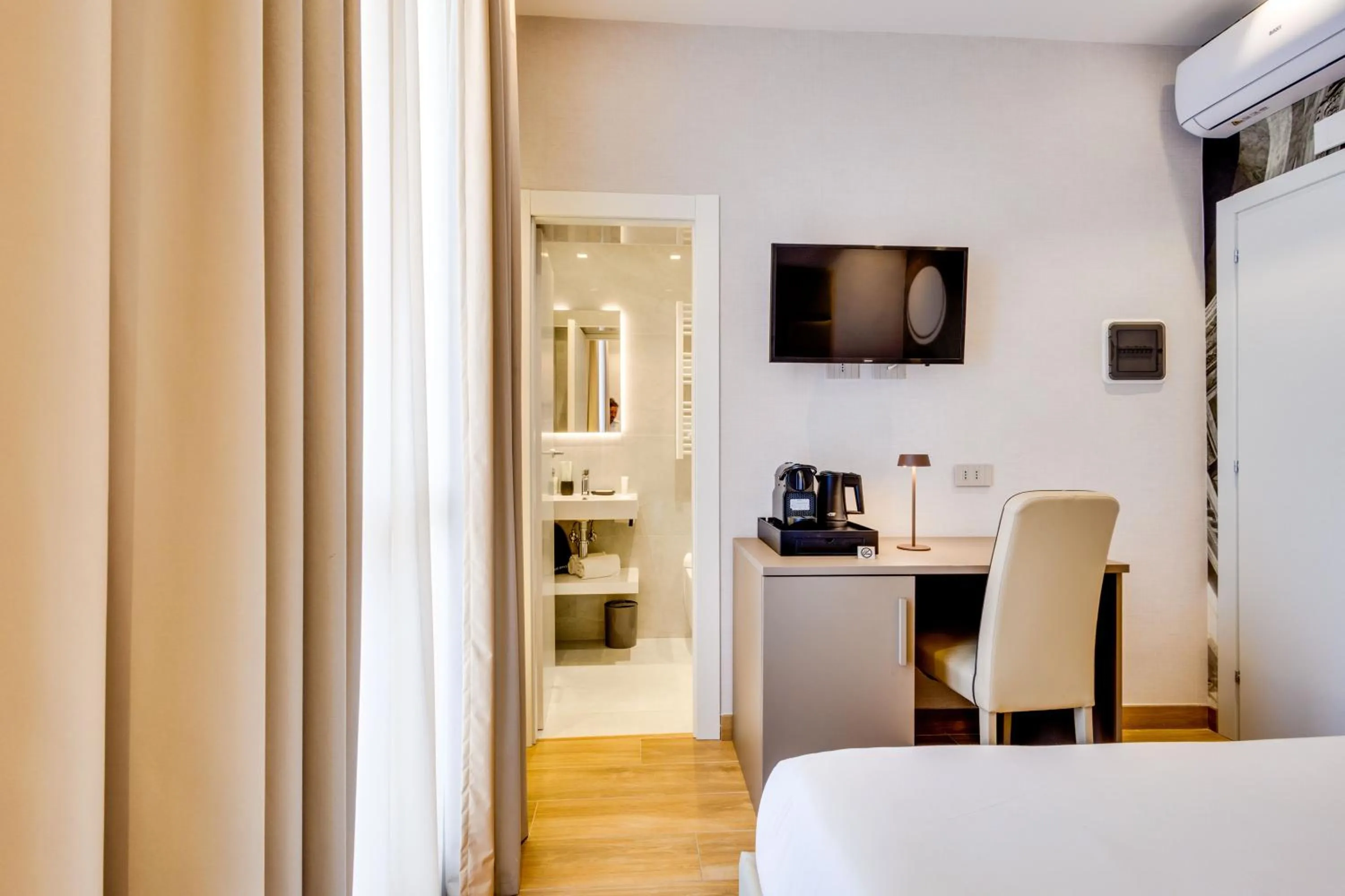 Photo of the whole room, Bed in V Collection Relais Badoer