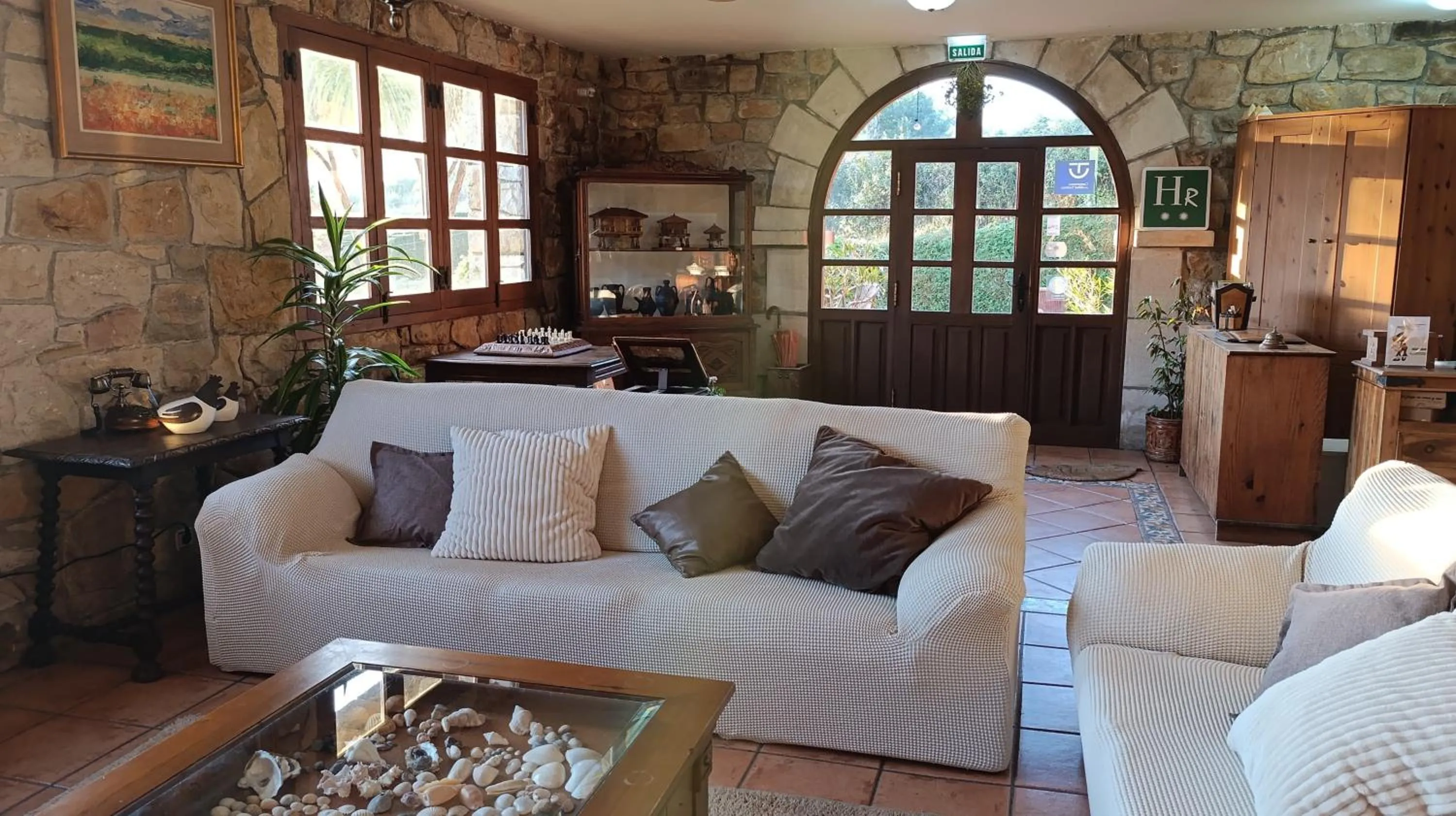 Communal lounge/ TV room in Hotel Rural Alavera