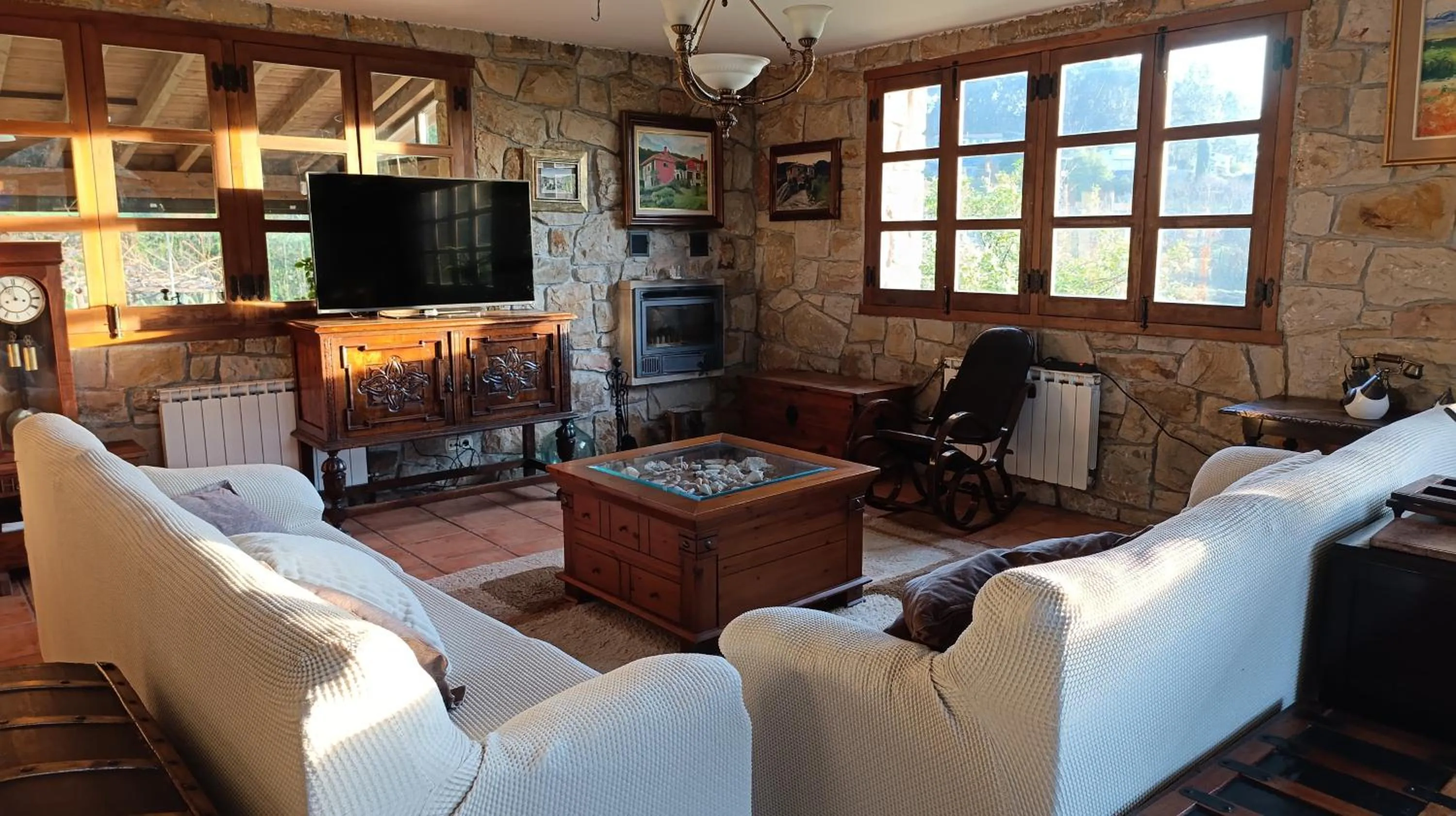 Communal lounge/ TV room in Hotel Rural Alavera