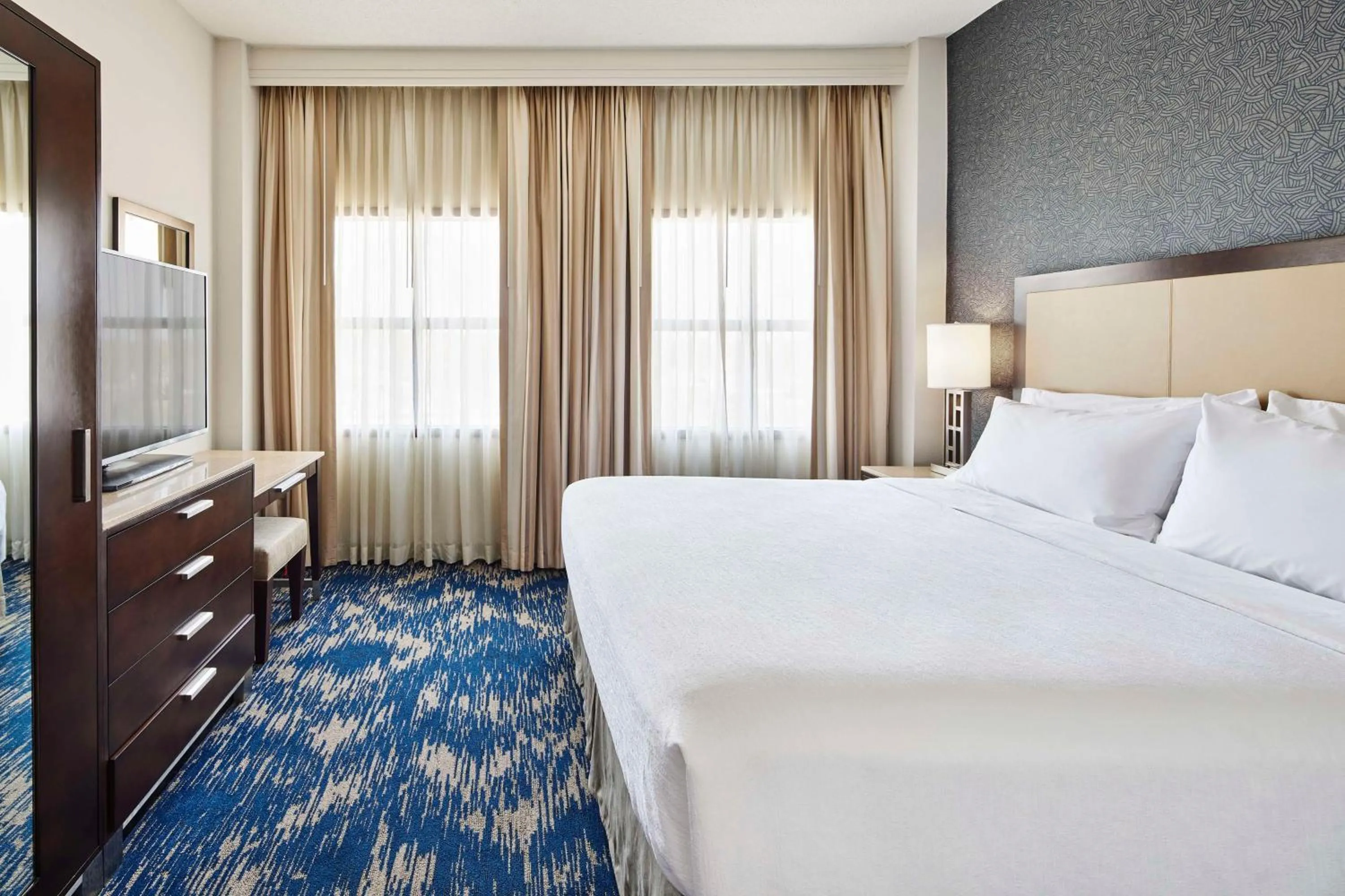 Bedroom, Bed in Embassy Suites by Hilton Alexandria Old Town