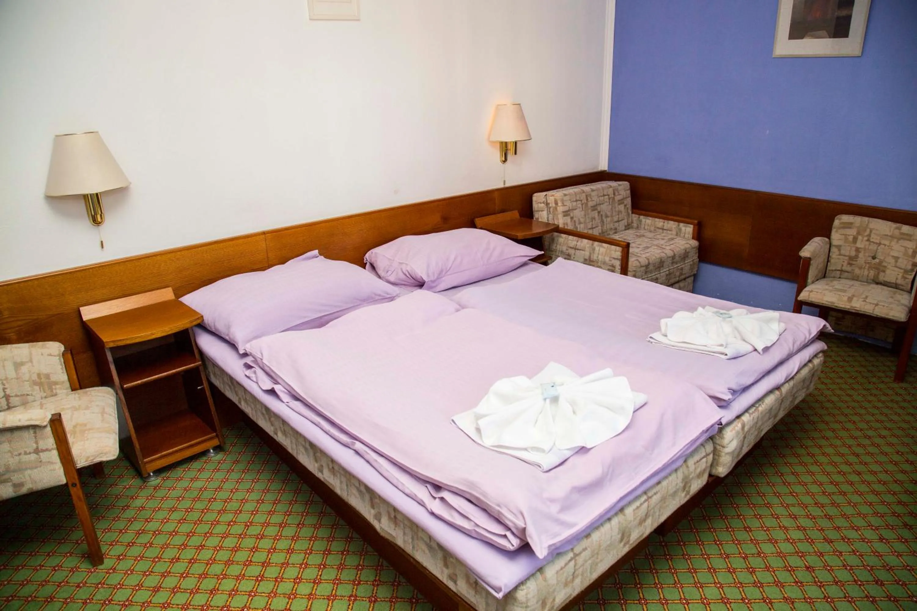 Property building, Bed in Hotel Prom