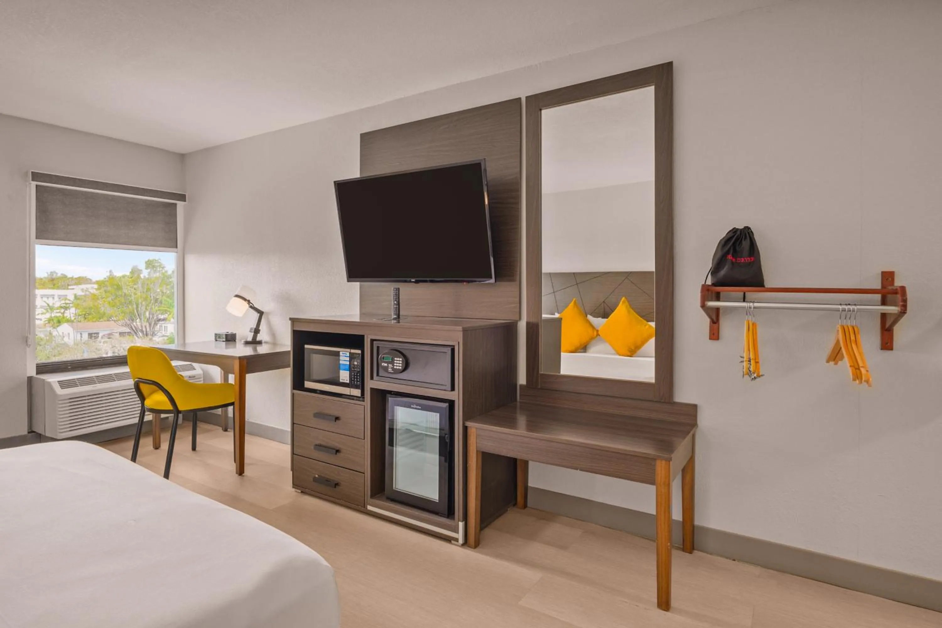 TV and multimedia, Bed in B&B Hotel Miami Airport