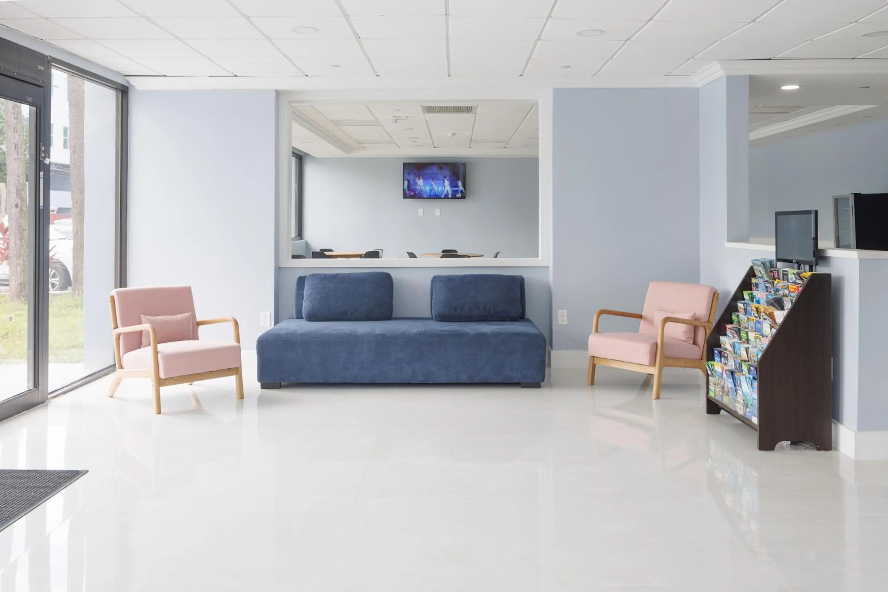 Communal lounge/ TV room in B&B Hotel Miami Airport