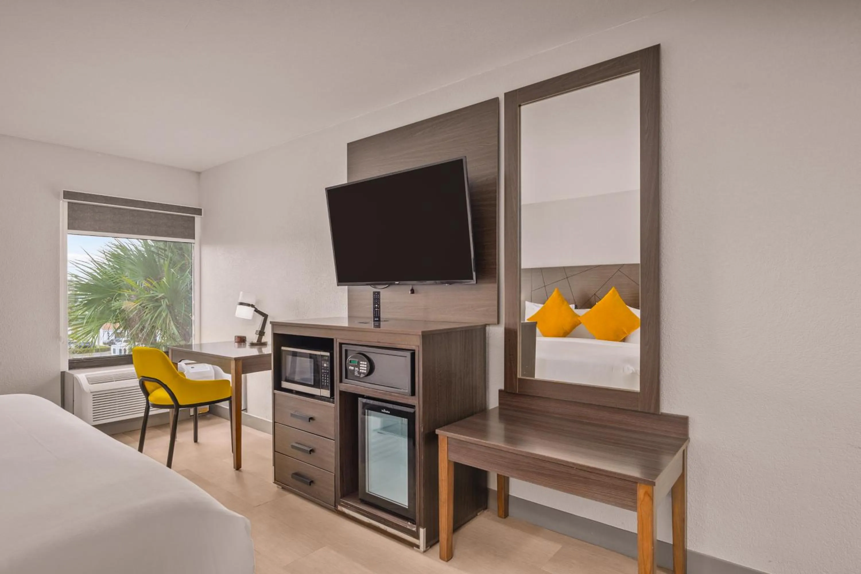 TV and multimedia in B&B Hotel Miami Airport