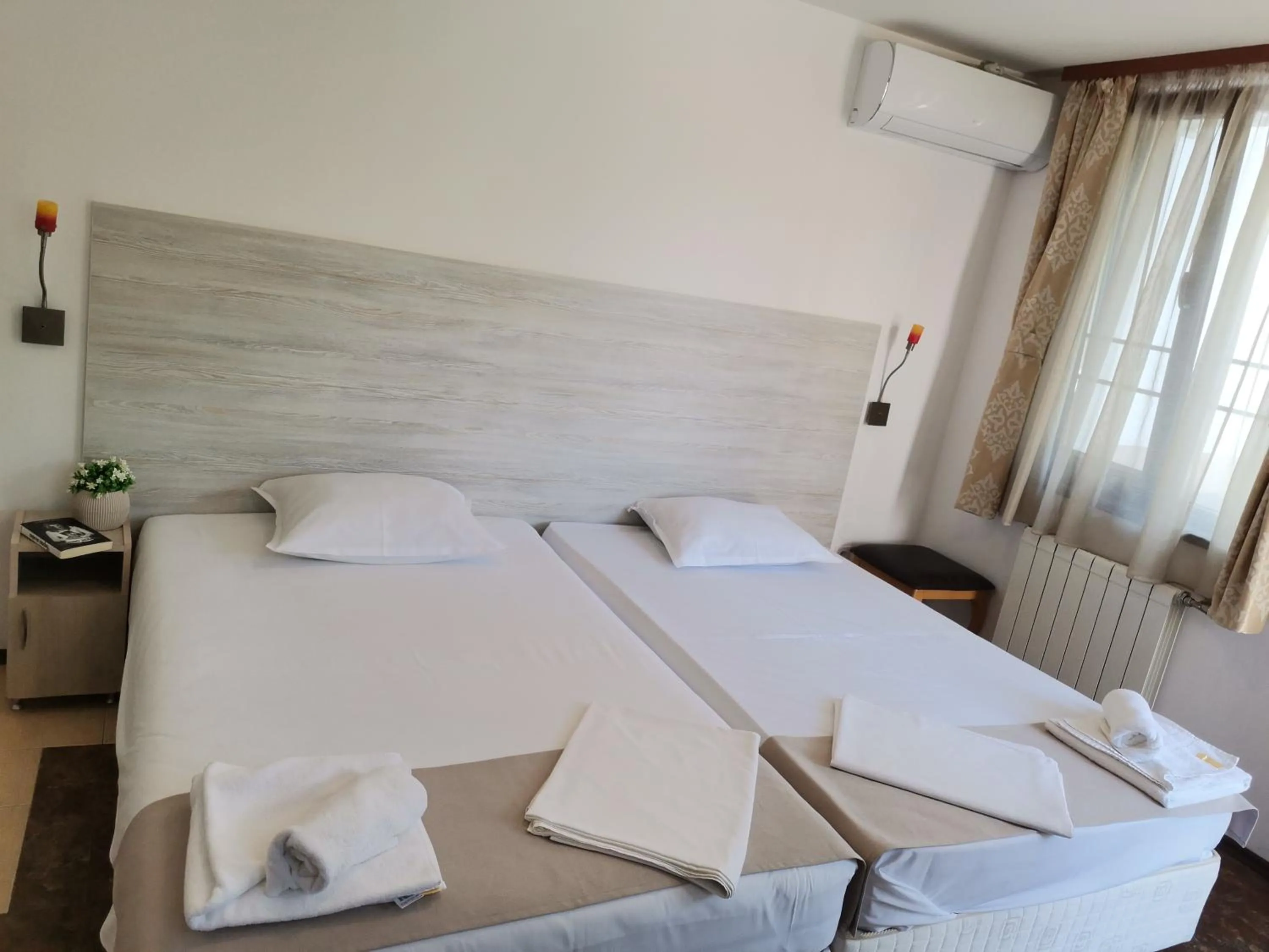 Bathroom, Bed in Family Hotel Rai