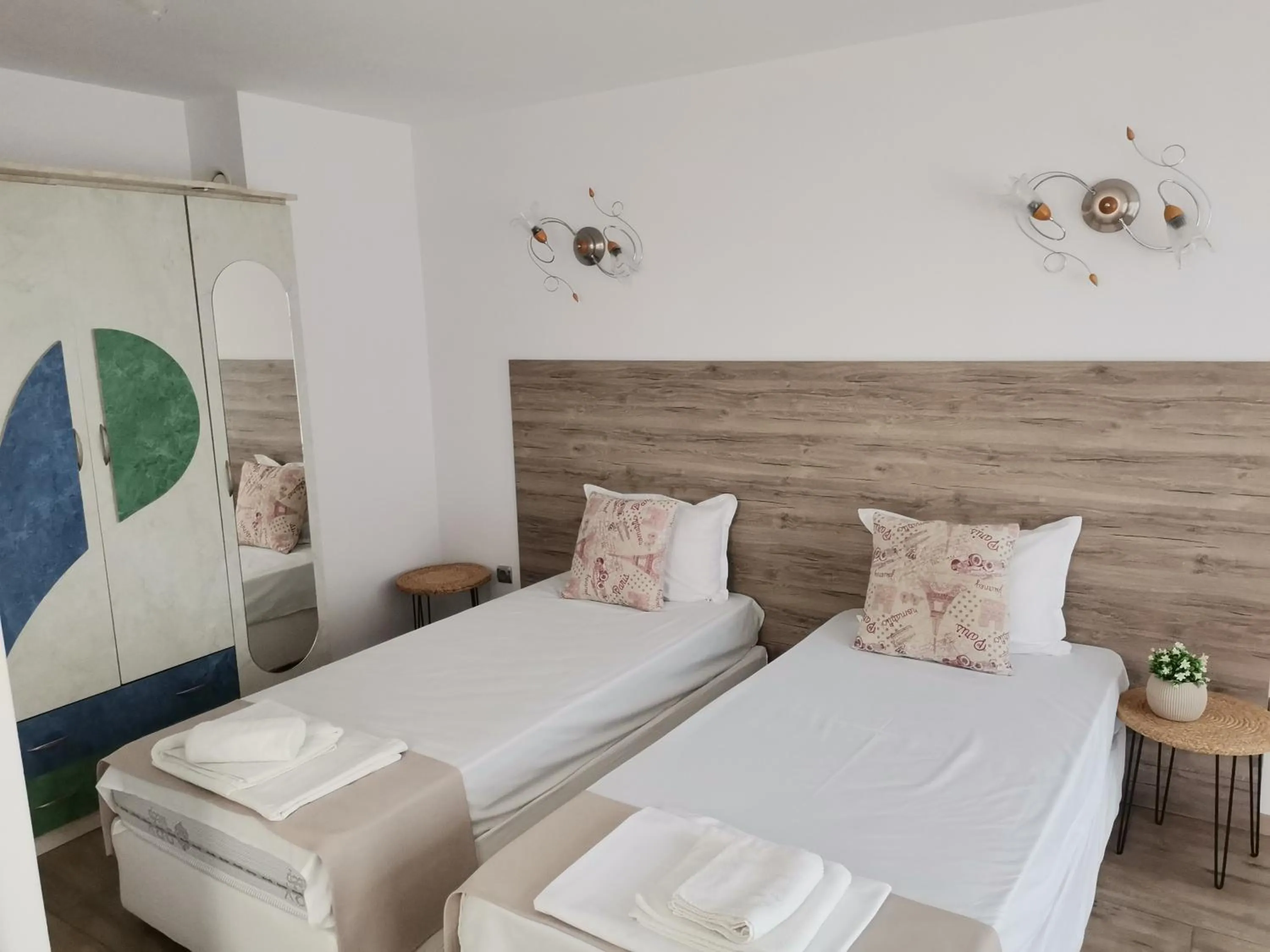 Bathroom, Bed in Family Hotel Rai