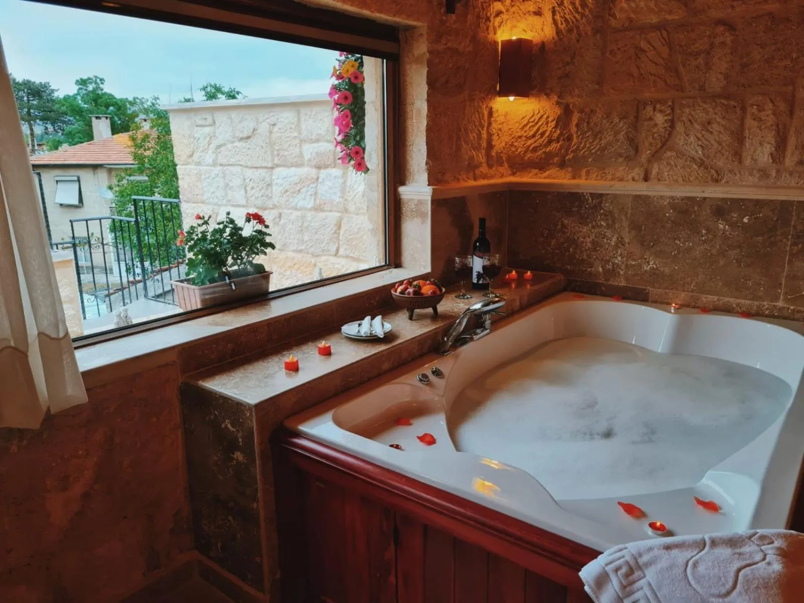 Hot Tub in Yıldız Hotel