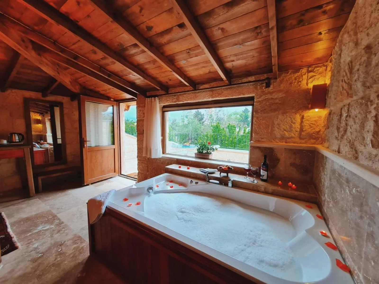 Hot Tub in Yıldız Hotel