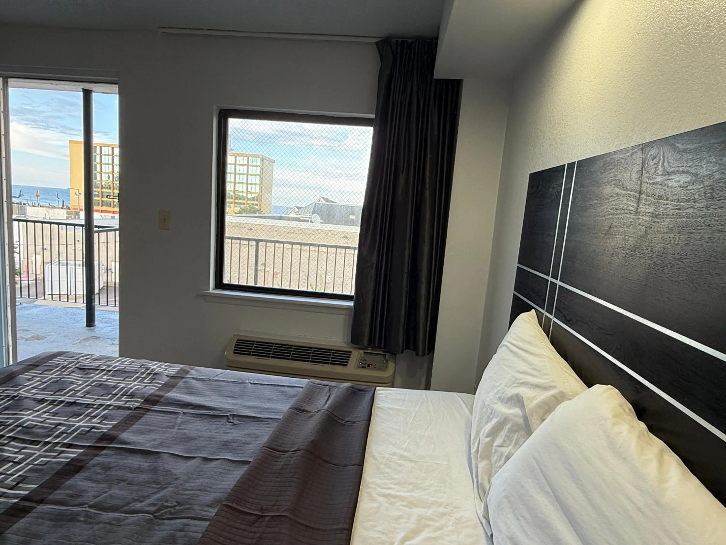 View (from property/room), Bed in Blue Marlin Motel