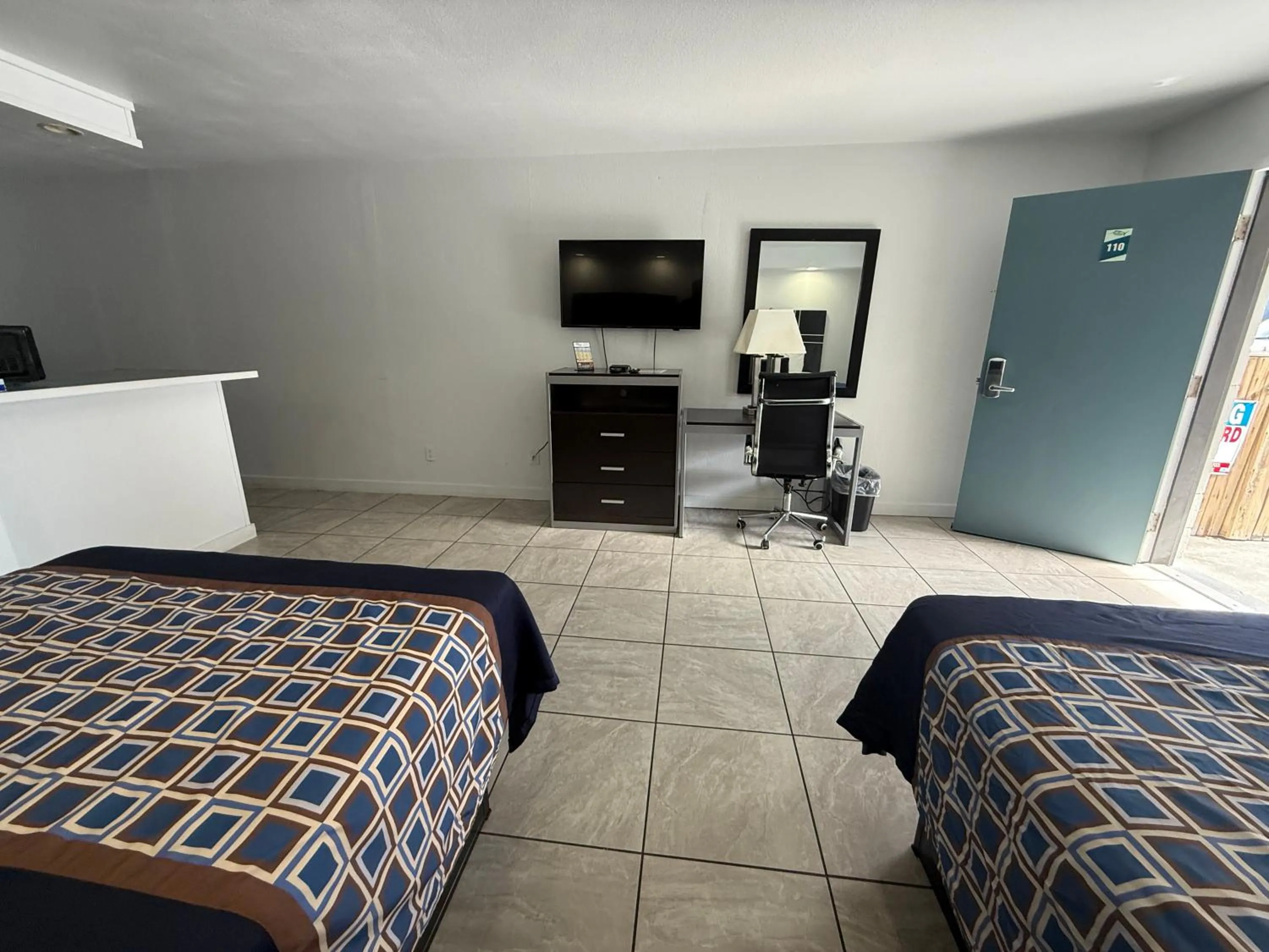 TV and multimedia, Bed in Blue Marlin Motel