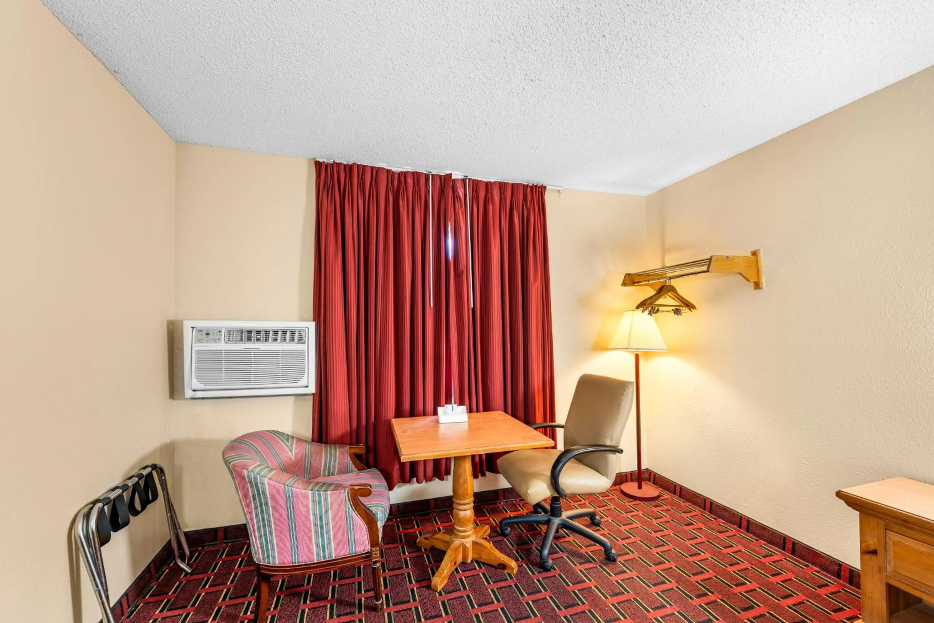 Seating area in Americas Best Value Inn Decatur