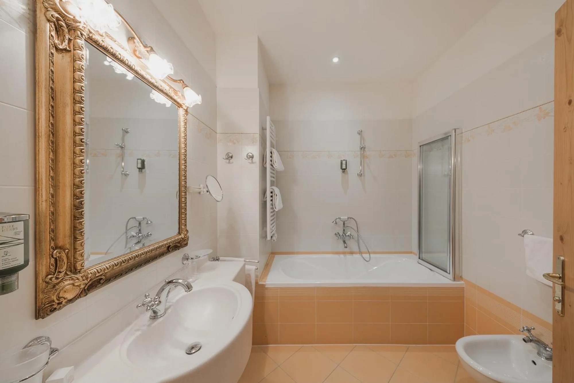 Bathroom in Hotel Sonklarhof