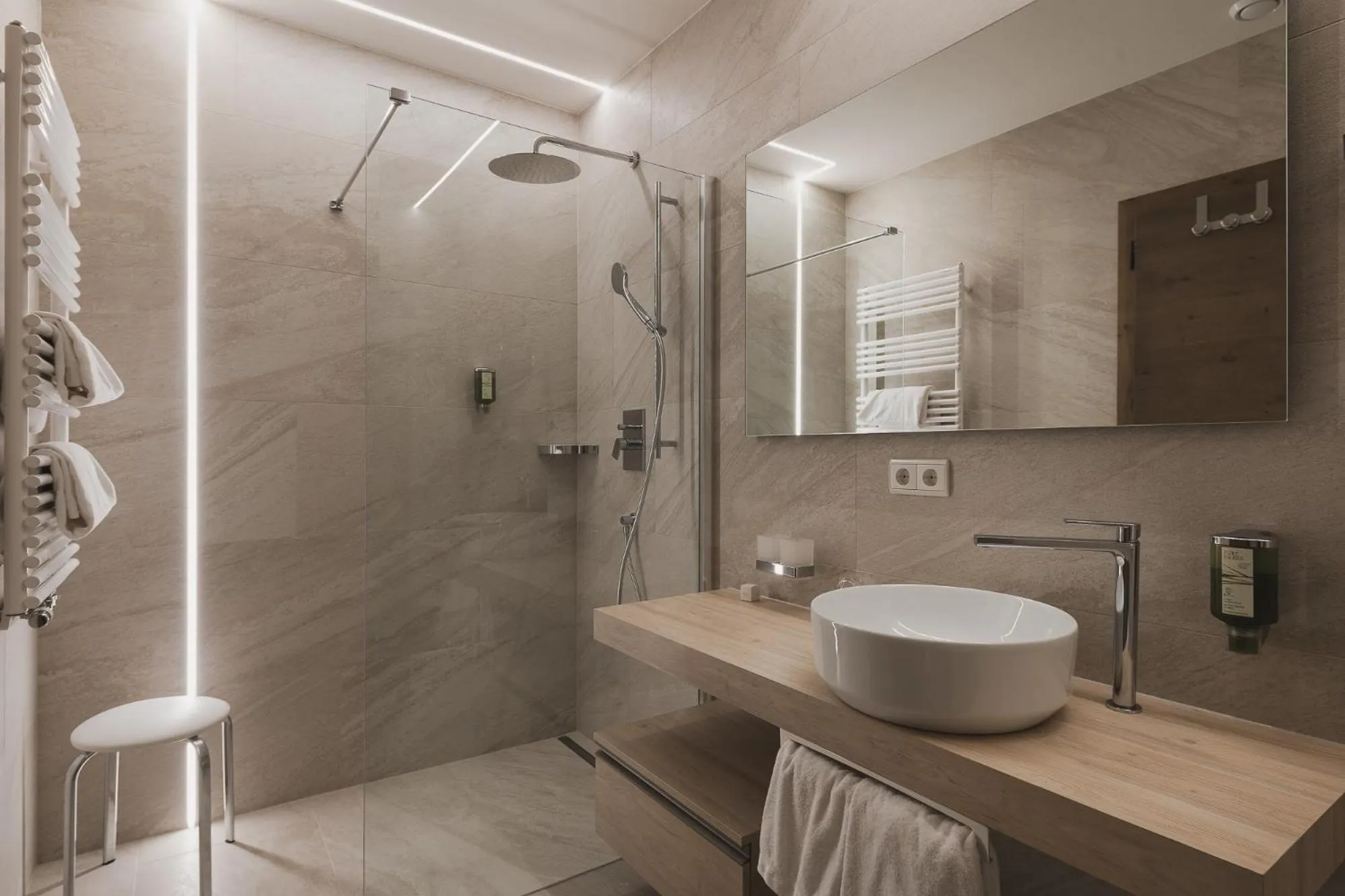 Shower in Hotel Sonklarhof