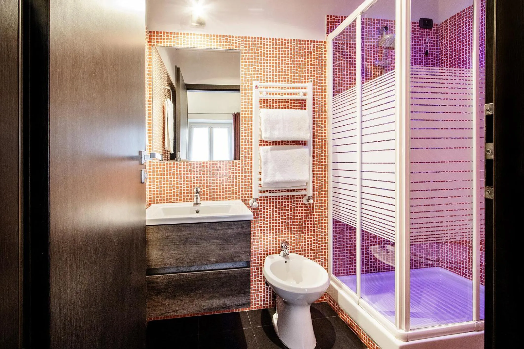 Bathroom in Old Kitchen Vatican Suites