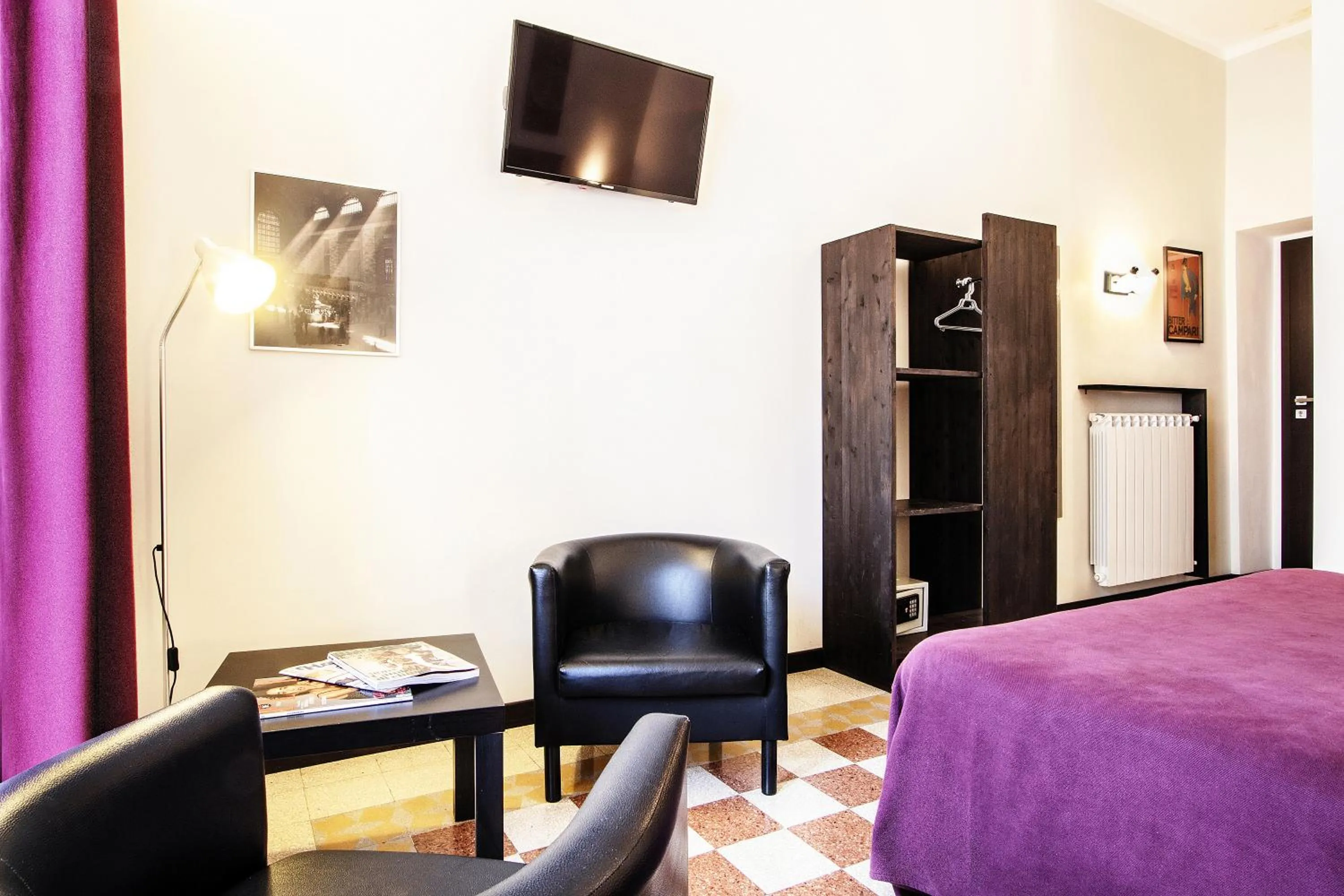 Seating area, Bed in Old Kitchen Vatican Suites