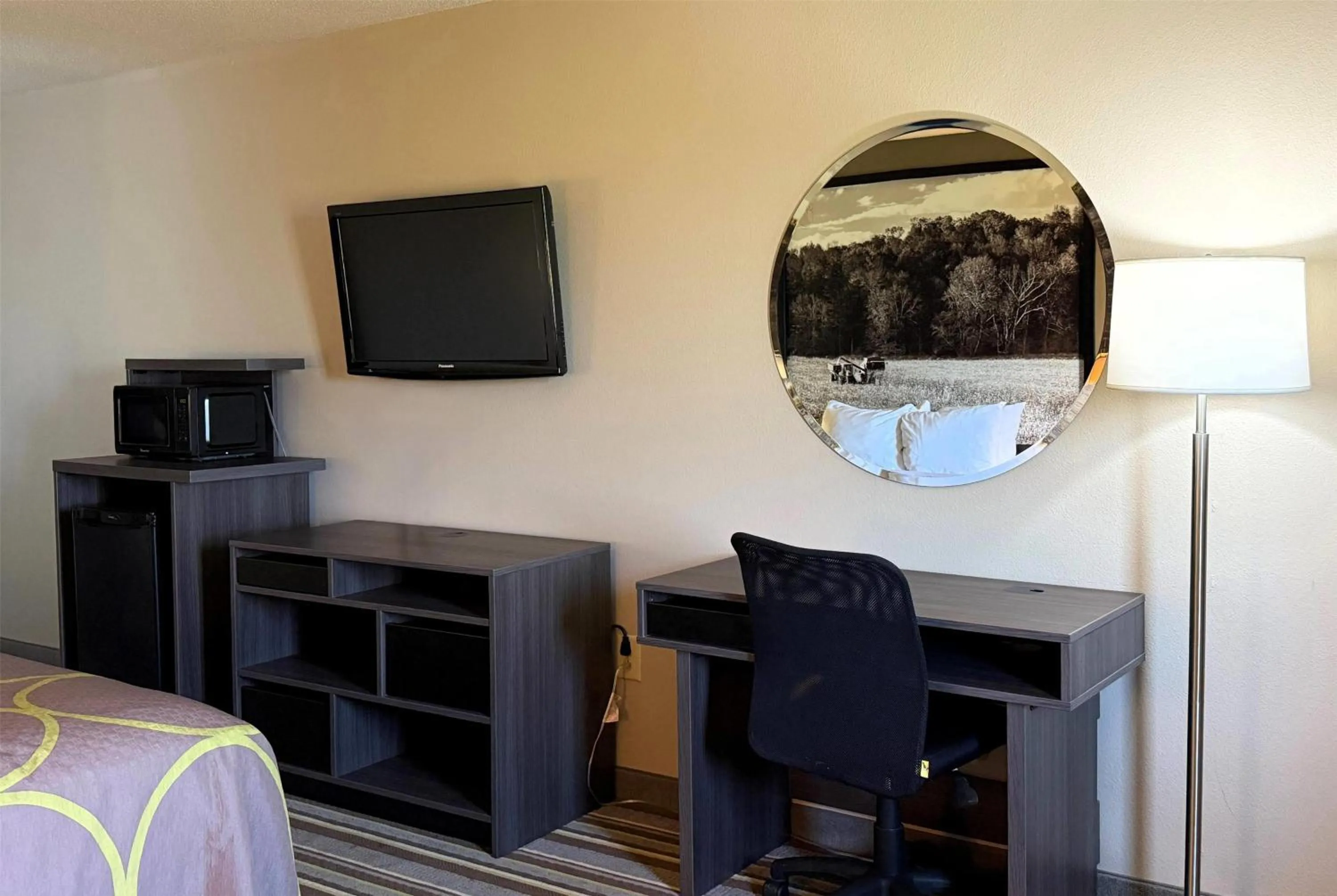 Photo of the whole room in Super 8 by Wyndham Gas City Marion Area