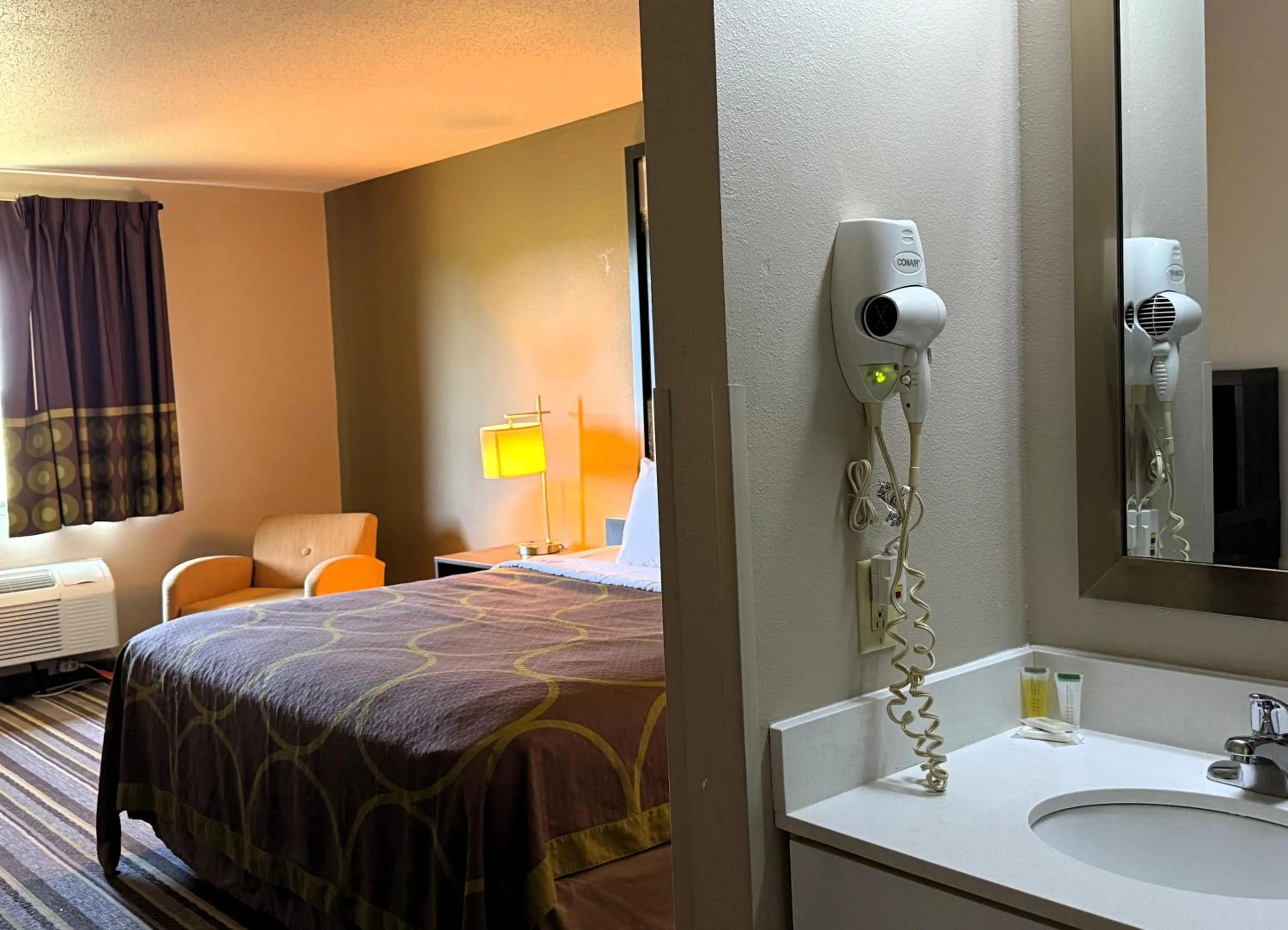 Guests, Bed in Super 8 by Wyndham Gas City Marion Area