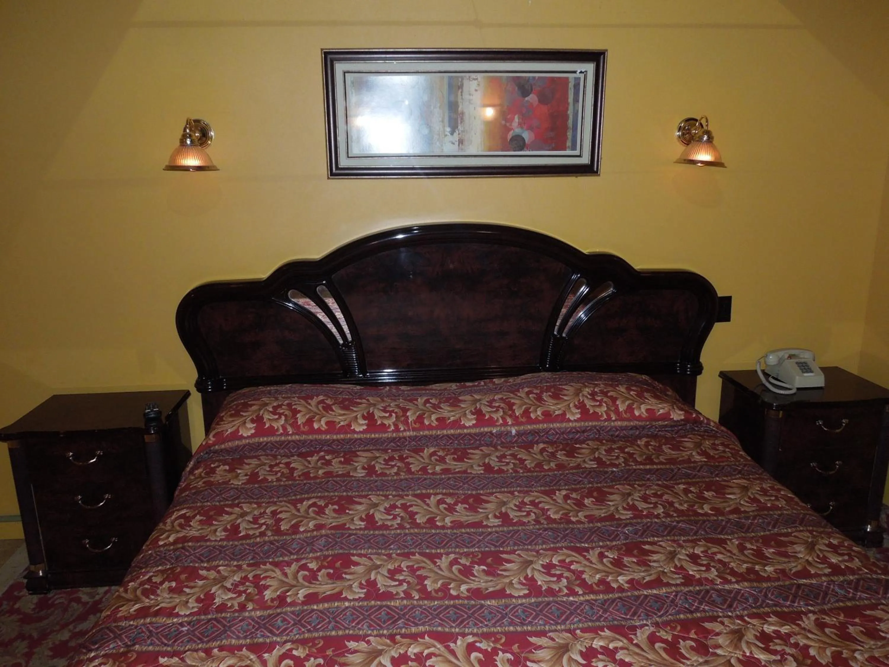 Bed in Bay Shore Inn