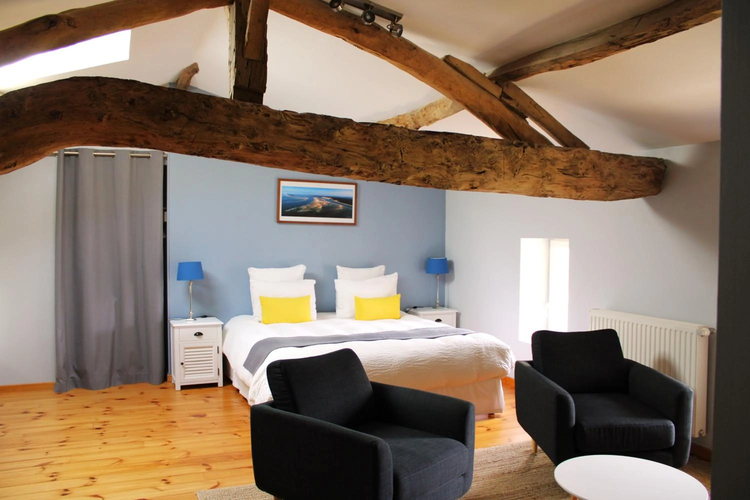 Photo of the whole room, Bed in La Vigneraie de Laura